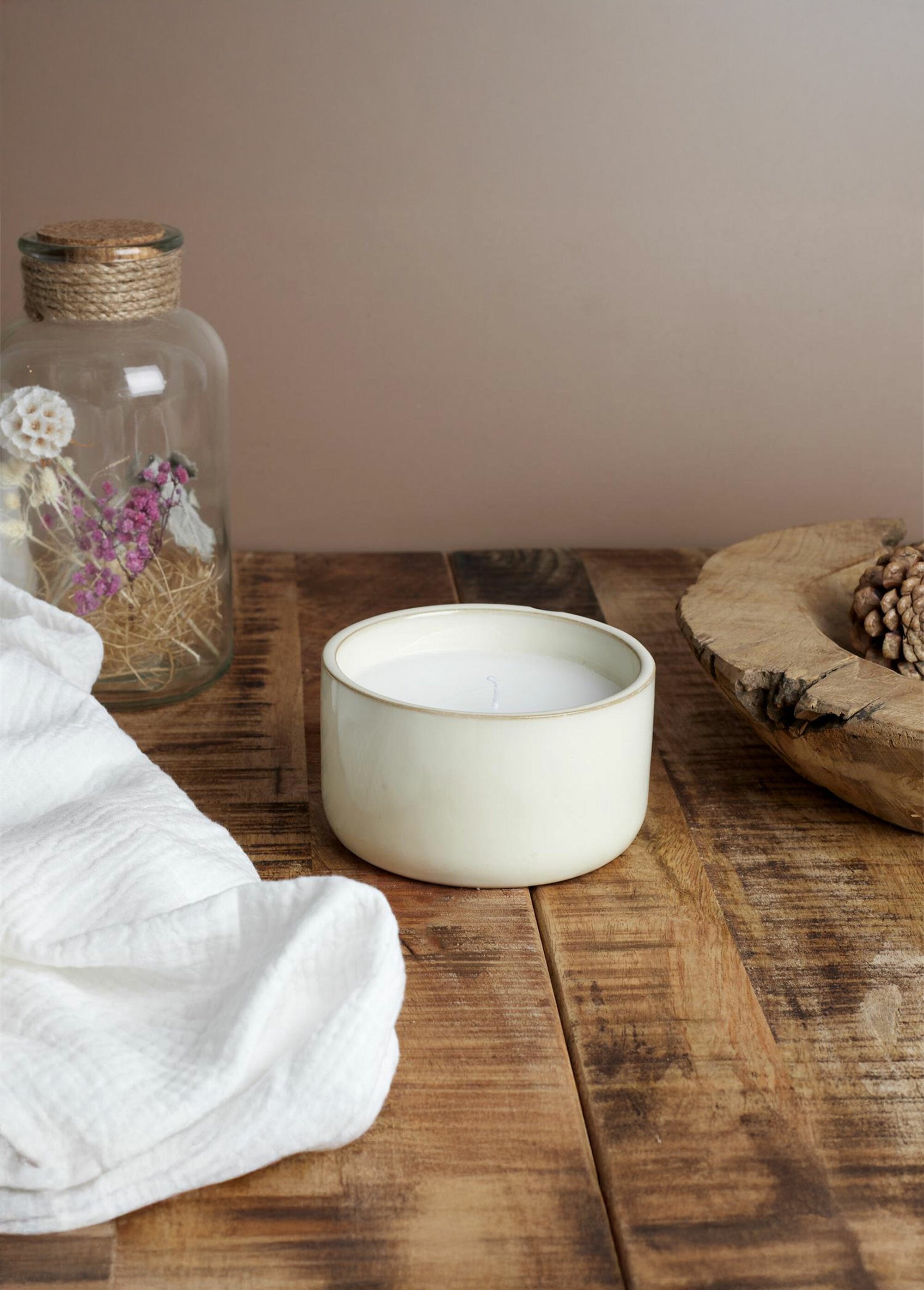 Scented_ceramic_candle,_12cm_diameter_Beige_and_ginger_wood_SF1_slim