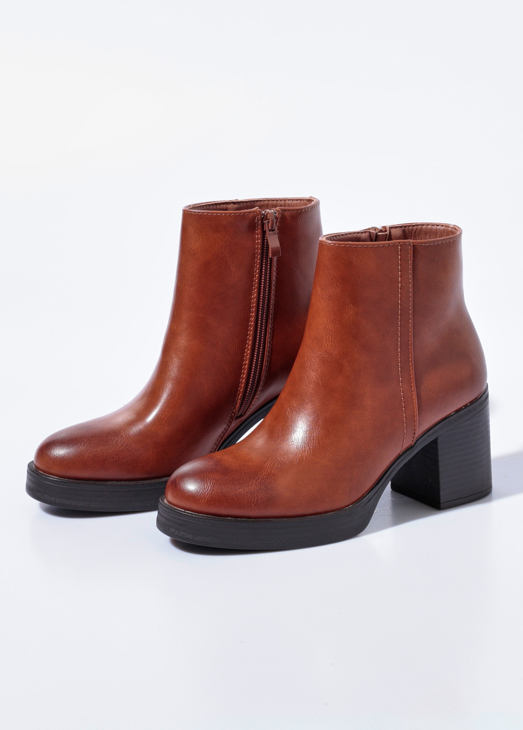 Boots_with_round-toe_heel_and_thick_sole_camel_DE1_slim