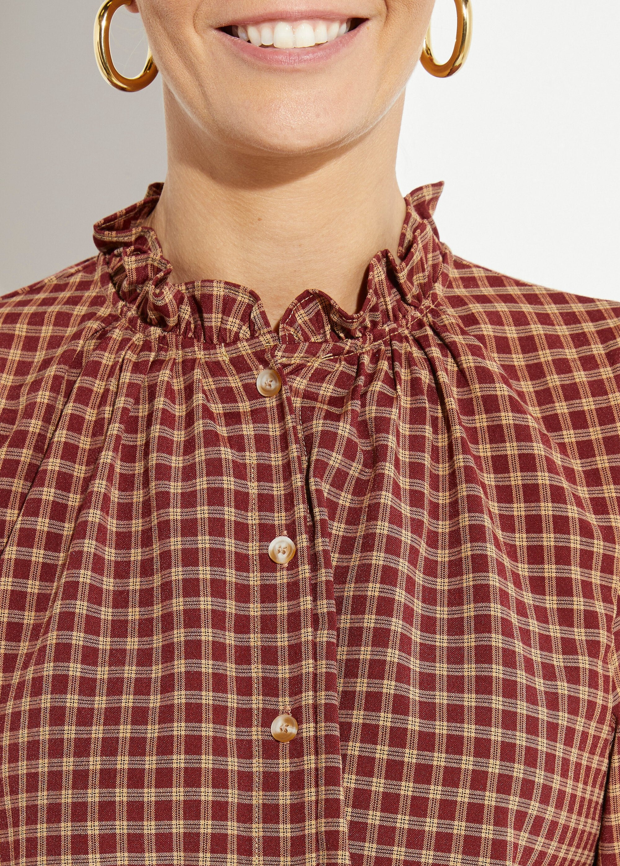 Checkered_blouse_with_pleated_collar_and_cuffs_Bordeaux_DE1_slim