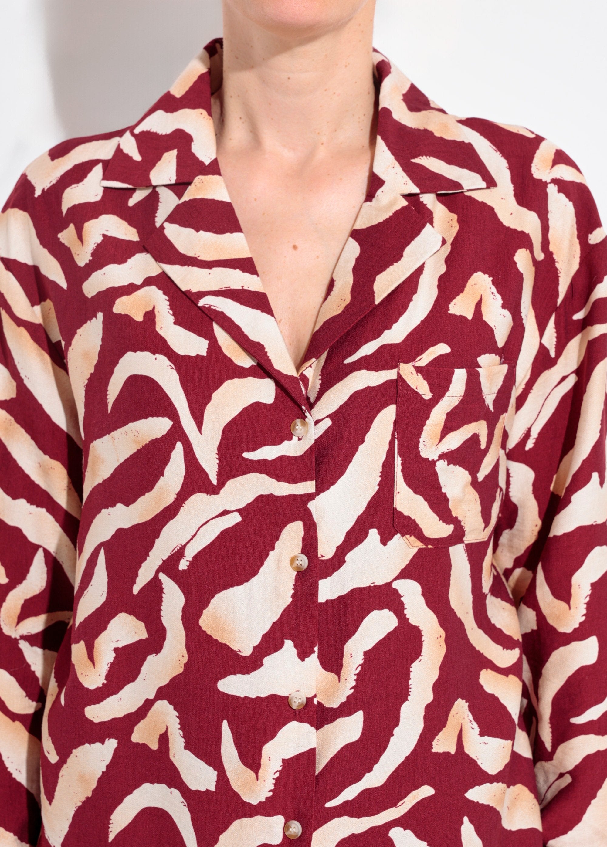 Graphic_print_blouse_with_tailored_collar_Bordeaux_and_ecru_DE1_slim