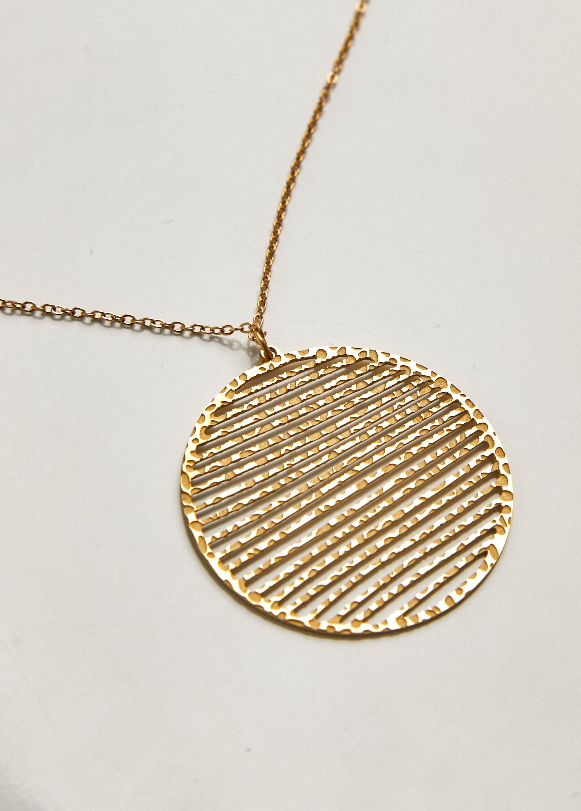 Hammered_steel_ridged_pendant_necklace_Golden_DE2_slim