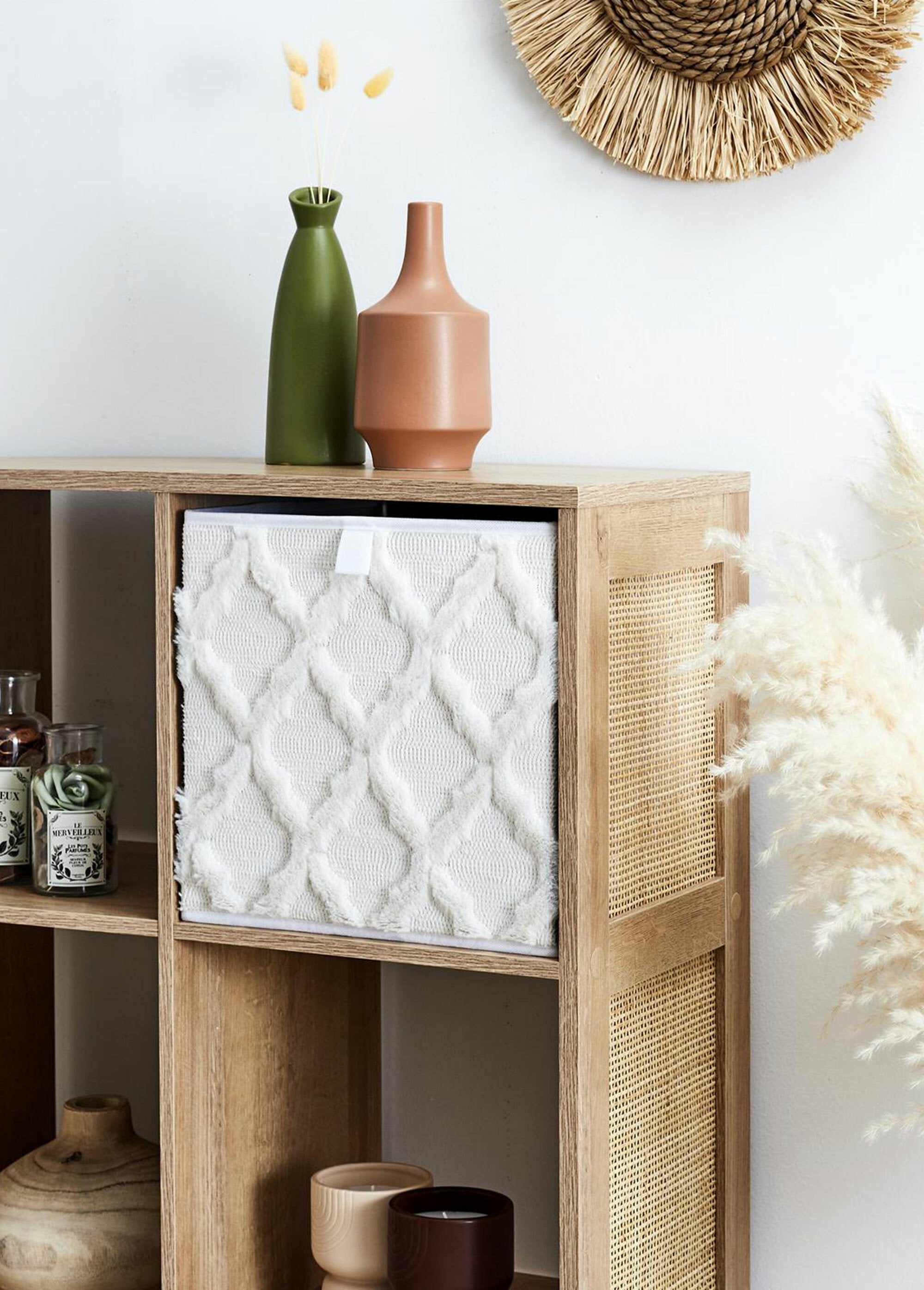 Foldable_storage_cube_with_fur_decor_White_SF1_slim