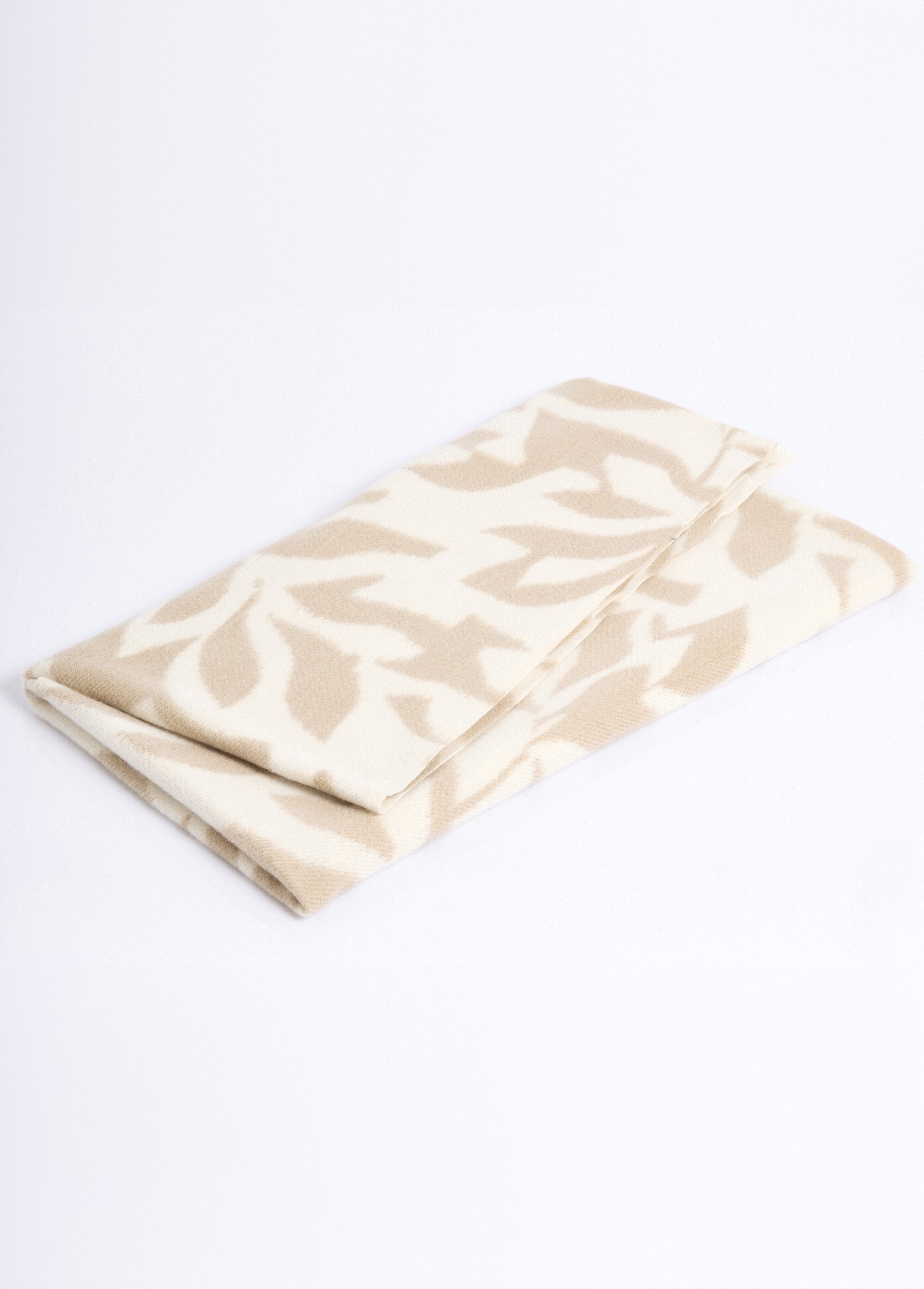 Fine_wool_scarf_with_acanthus_pattern_Beige_DE1_slim