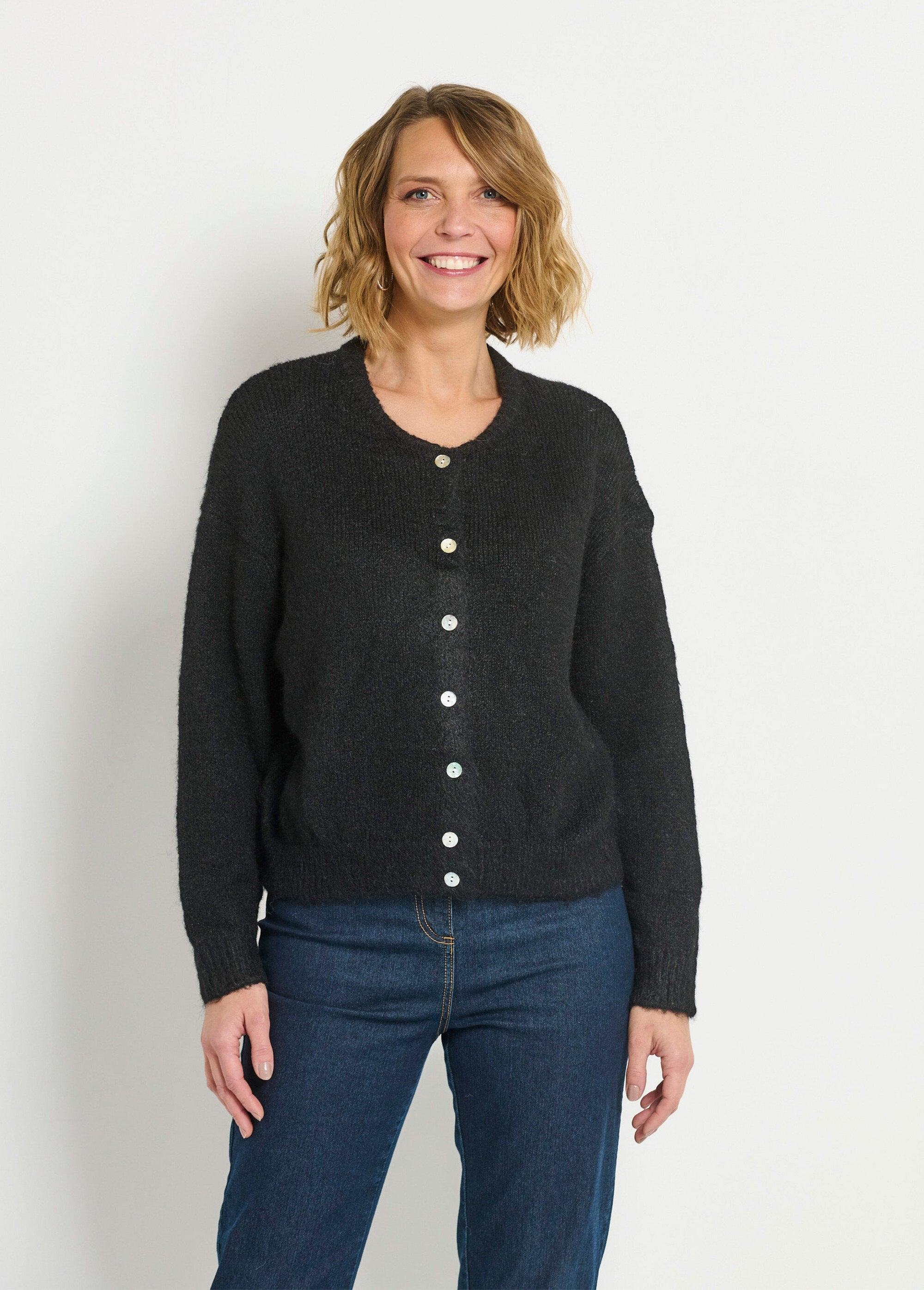 Warm_round_neck_buttoned_vest_with_wool_Black_FA1_slim