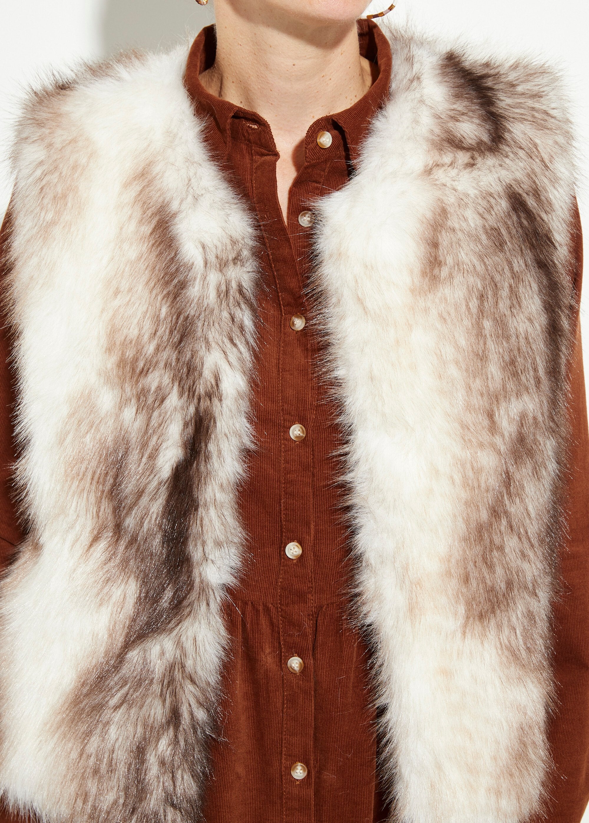 Sleeveless_faux_fur_vest_Beige_DE1_slim