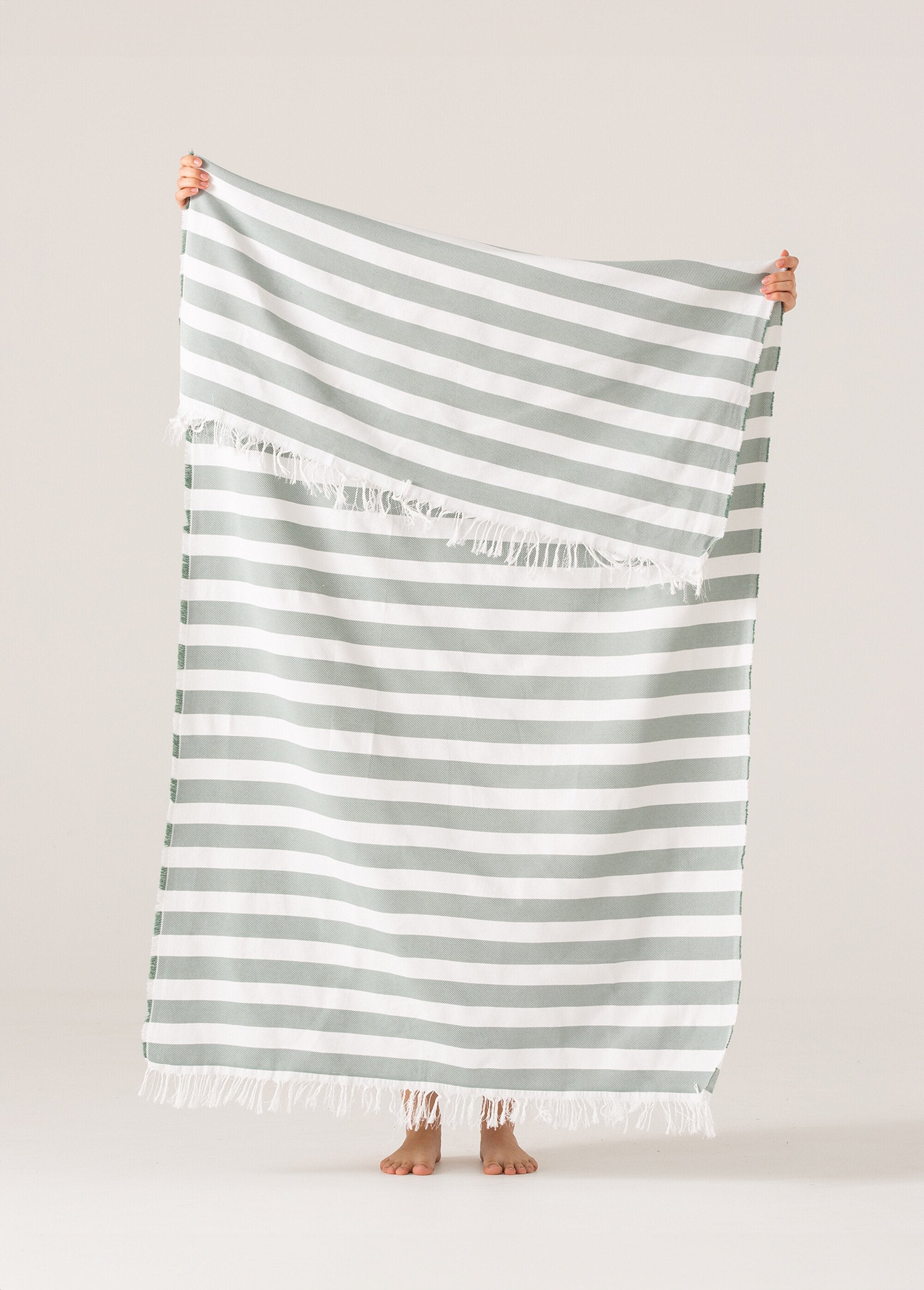 Large_striped_cotton_beach_towel_Green_stripe_DE1_slim