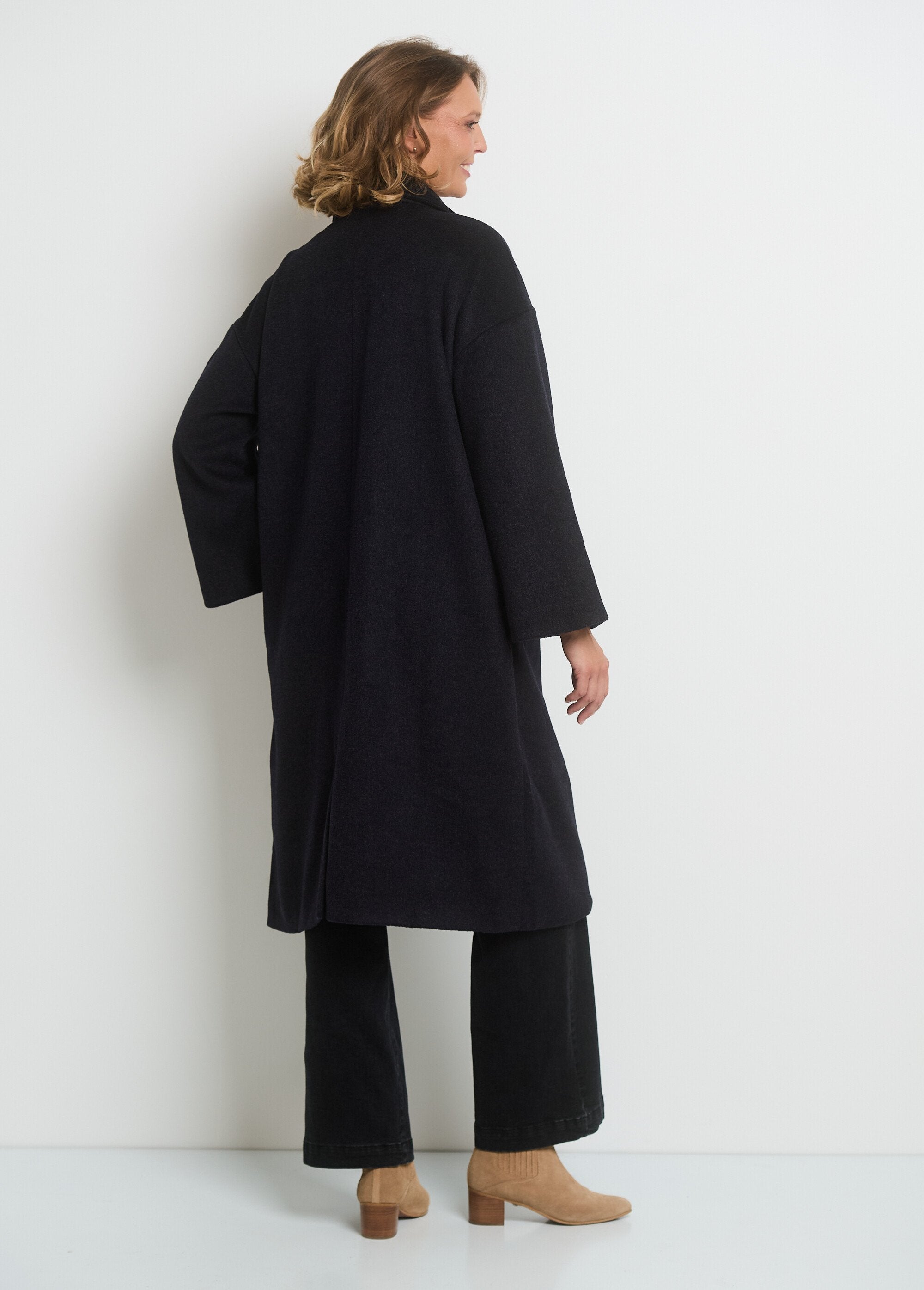 Warm_coat_with_flared_sleeves_Coal_DO1_slim
