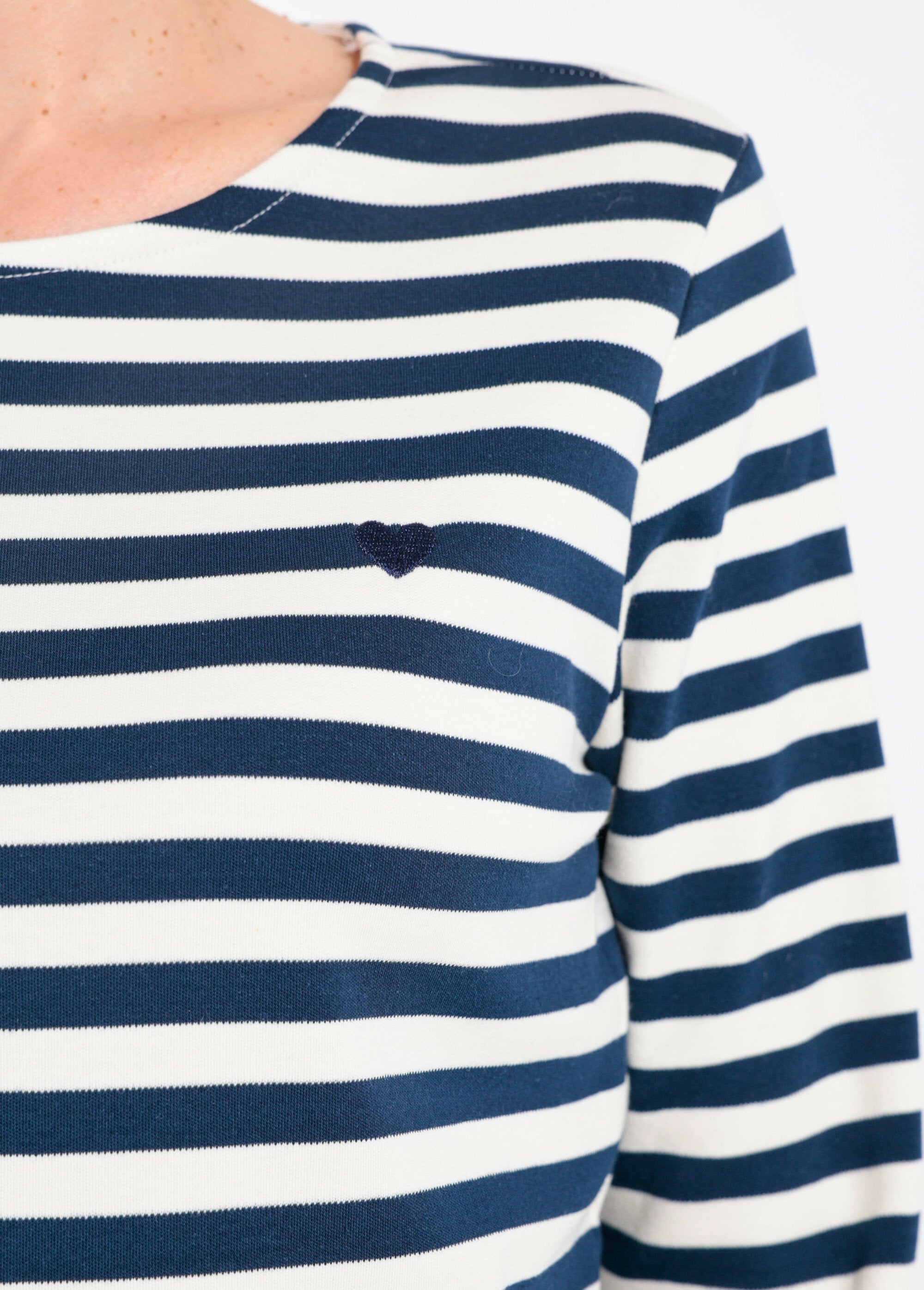 Sailor's_shirt_with_open_round_neck_and_heart_embroidery_Marine_DE1_slim