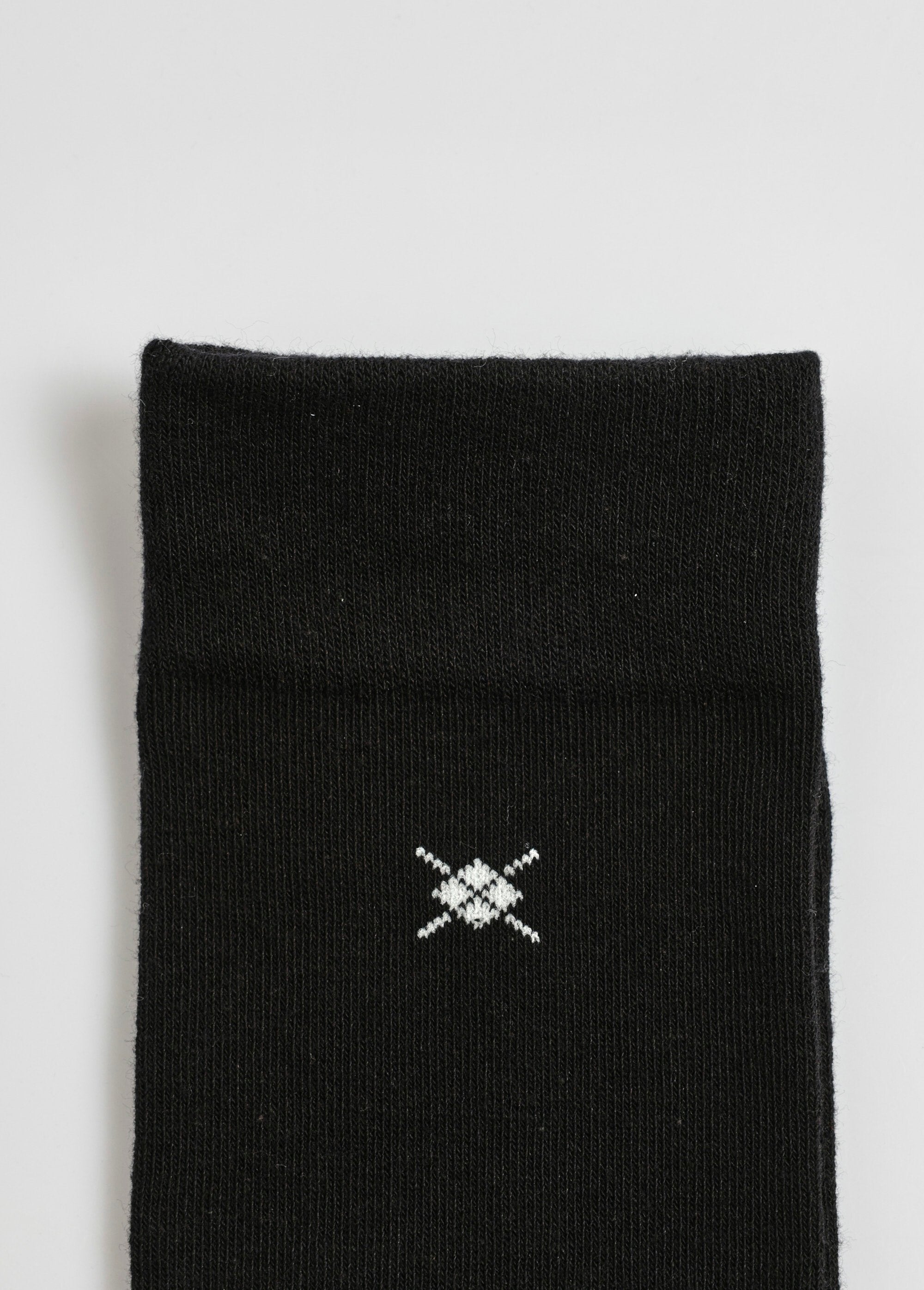 Pair_of_socks_with_small_patterns_Black_matching_DE3_slim