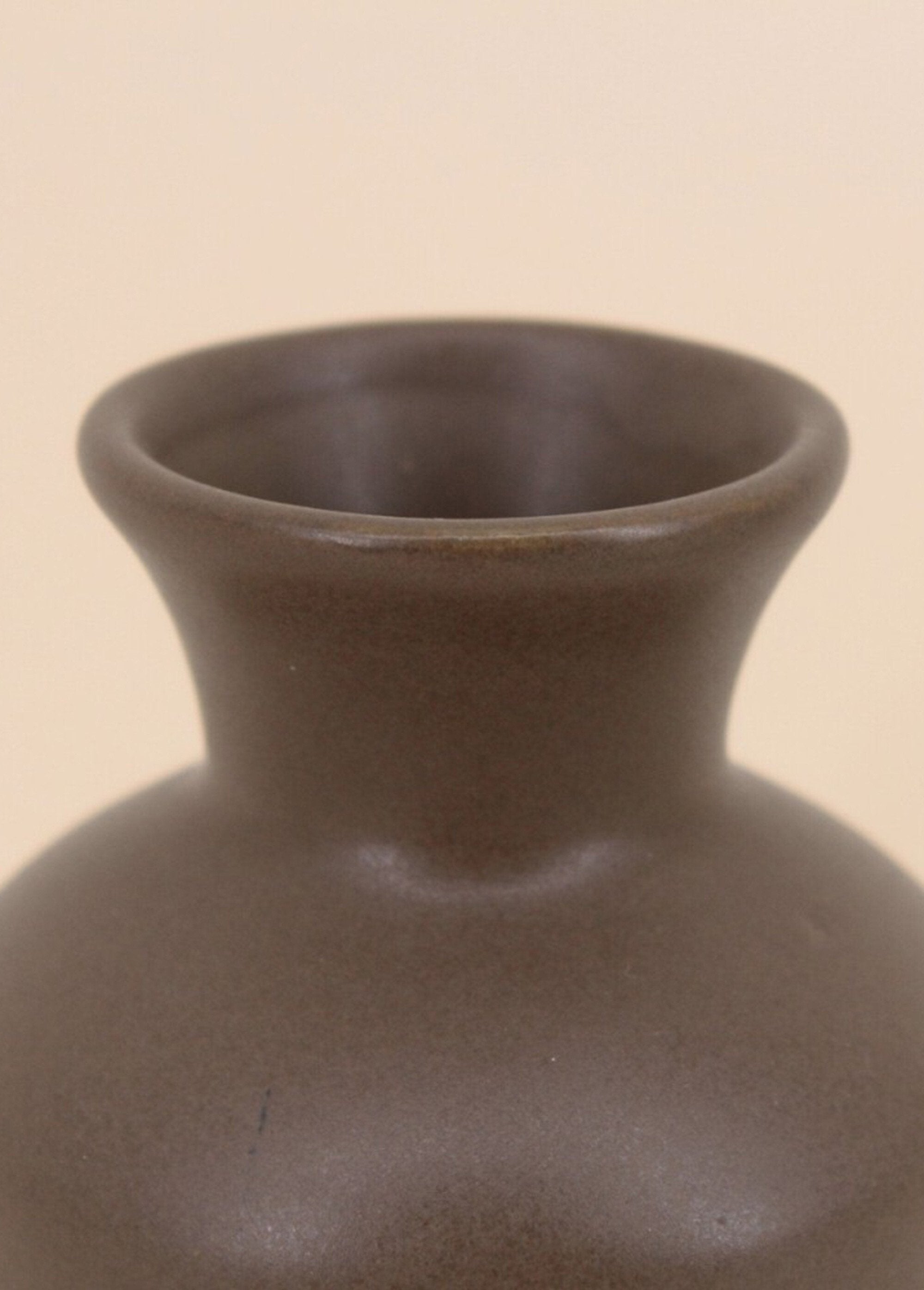 Small_ceramic_vase_with_a_clean,_dark_design_Brown_DE1_slim