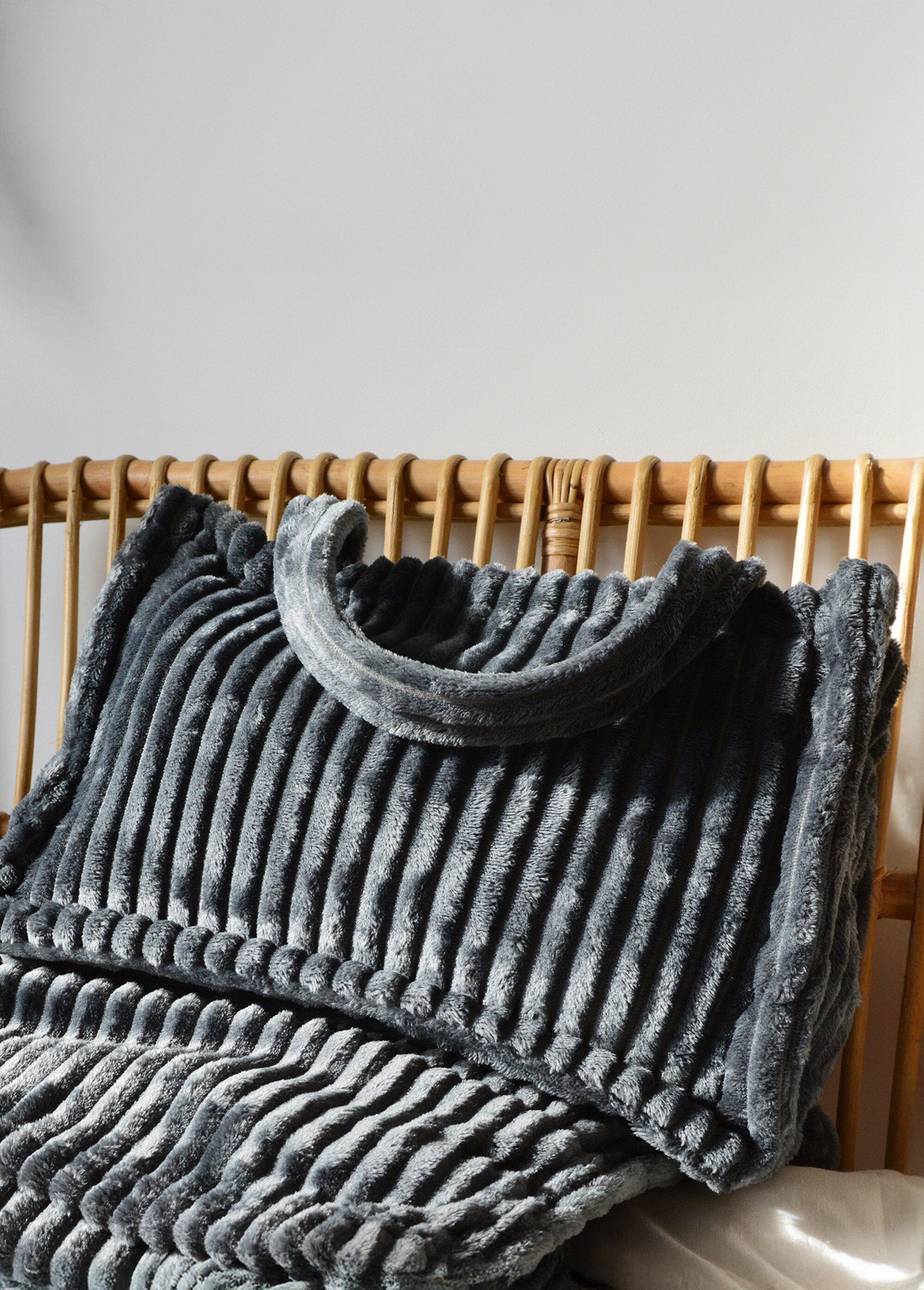 Plush-feel,_ribbed-effect_throw_Anthracite_DE1_slim