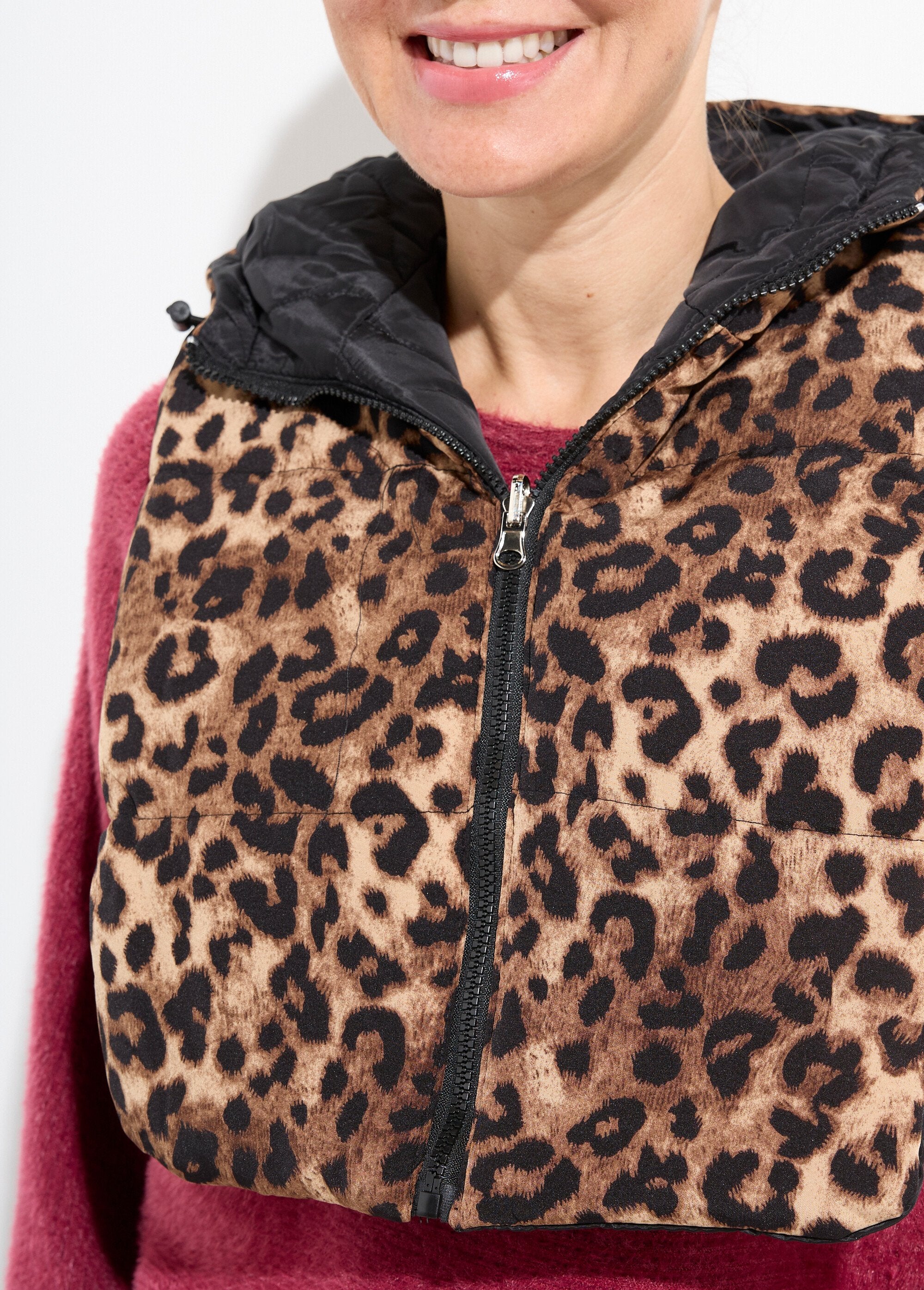 Hooded_quilted_zipped_bib_Leopard_DE1_slim