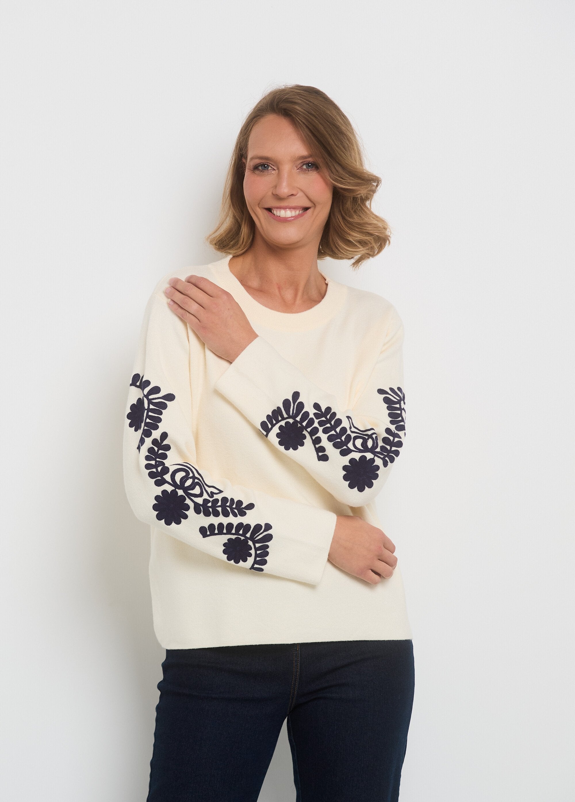 Sweater_sleeves_with_fancy_embroidery_Ecru_FA2_slim