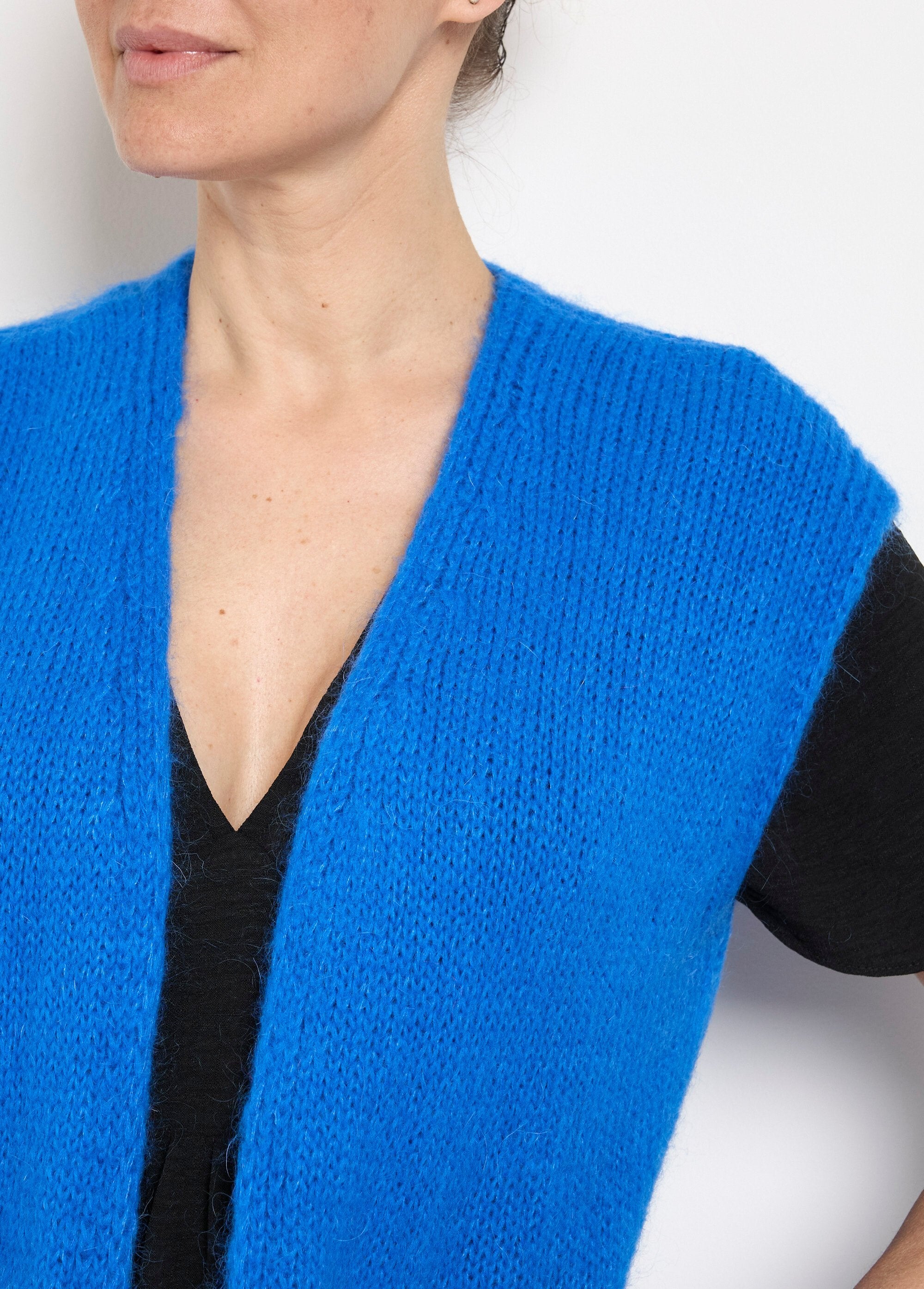 Warm_mohair_wool_sleeveless_sweater_edge_to_edge_Bright_blue_DE1_slim