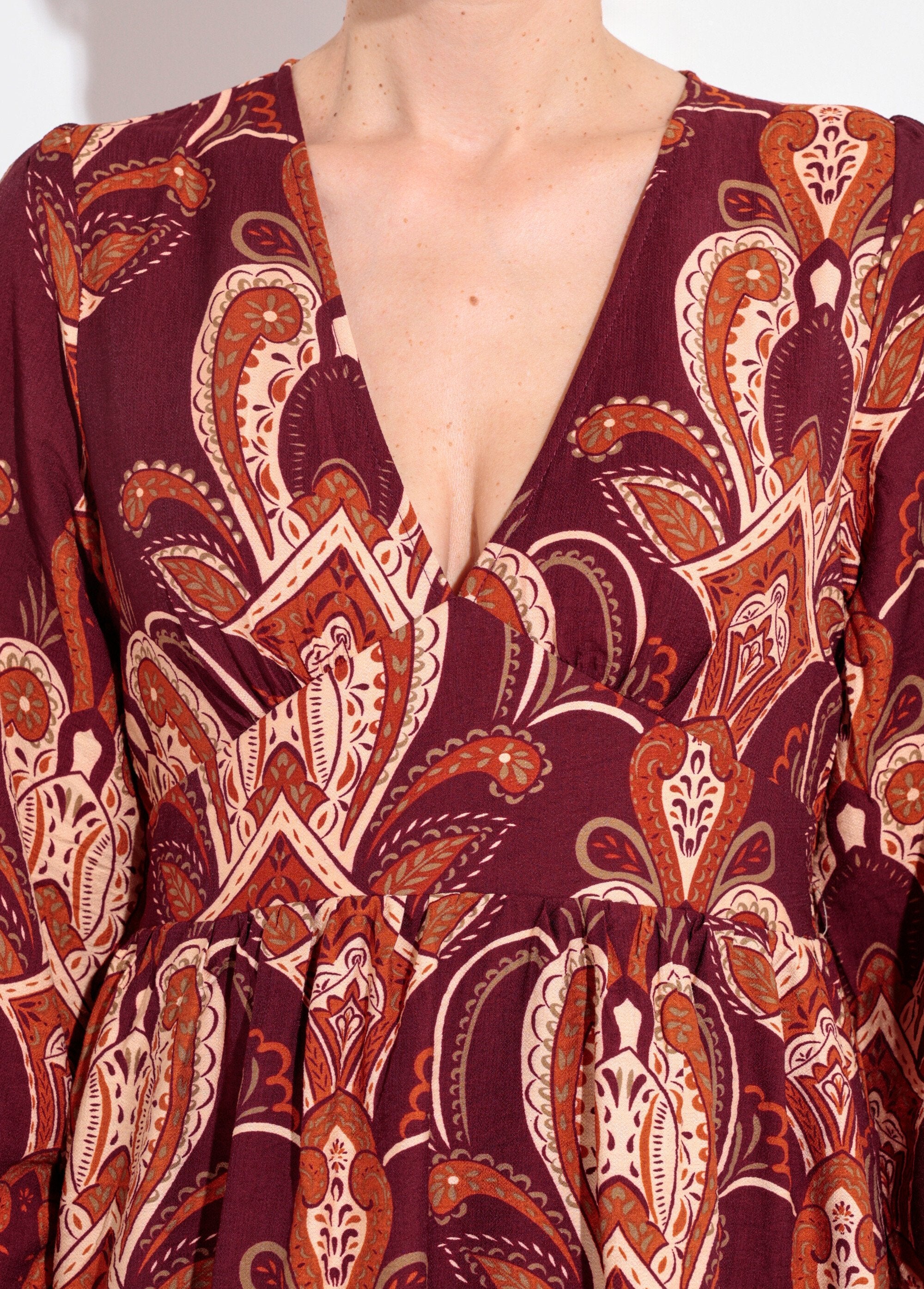 Short_paisley_print_V-neck_dress_Bordeaux_DE1_slim