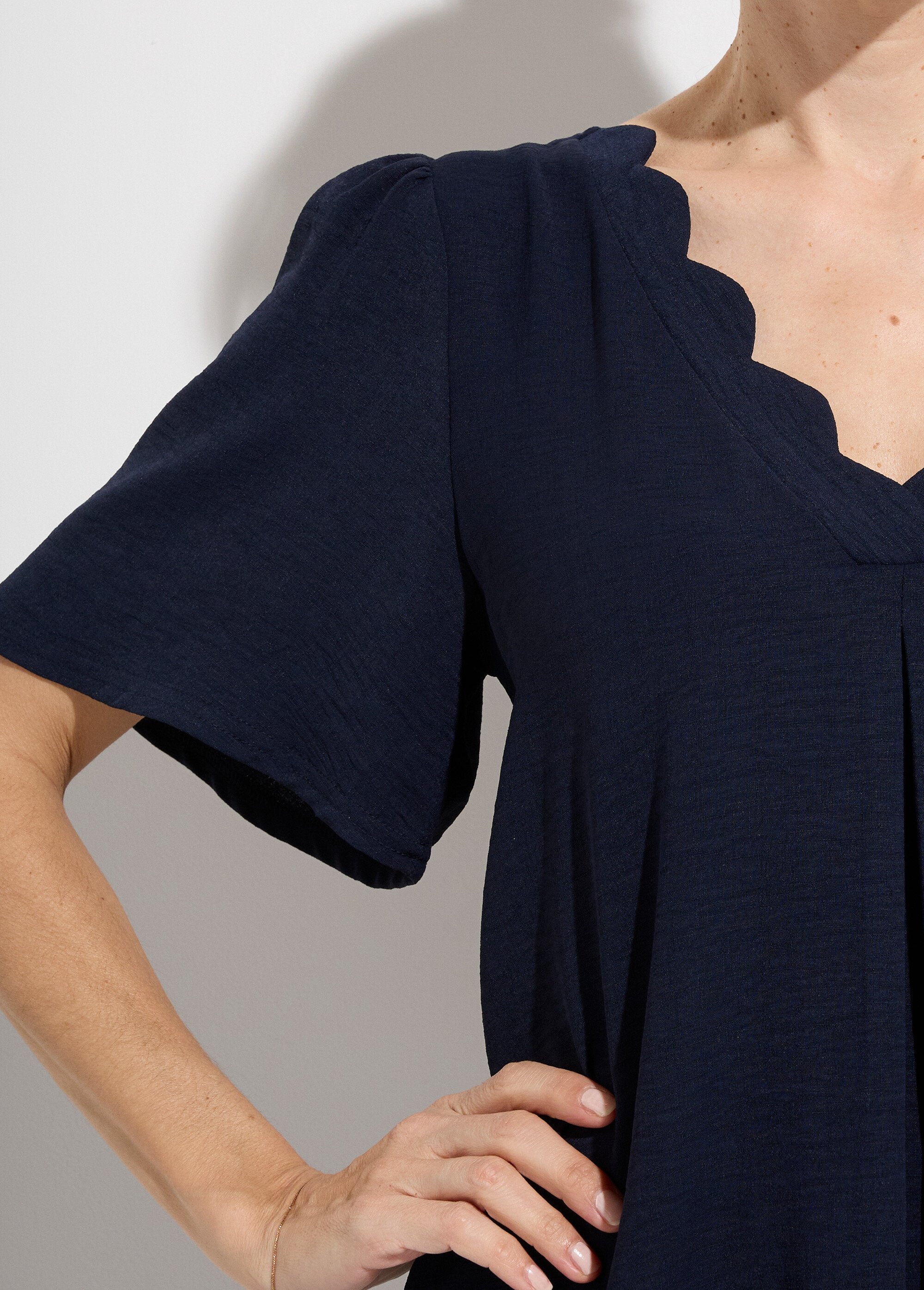 Robe_droite_courte_col_V_festonné_Marine_DE1_slim