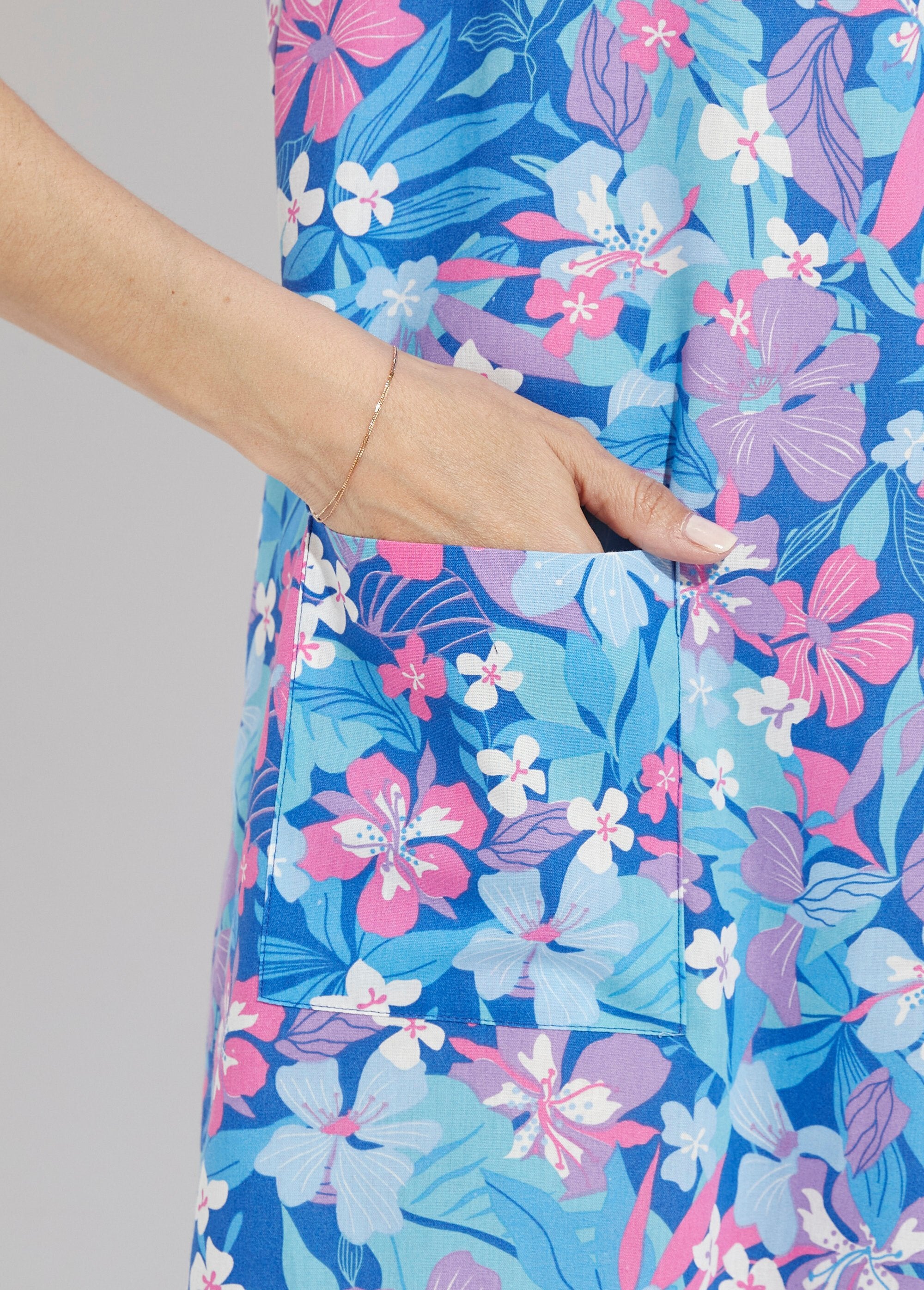 Short_apron_dress_with_short_sleeves_Blue_DE3_slim