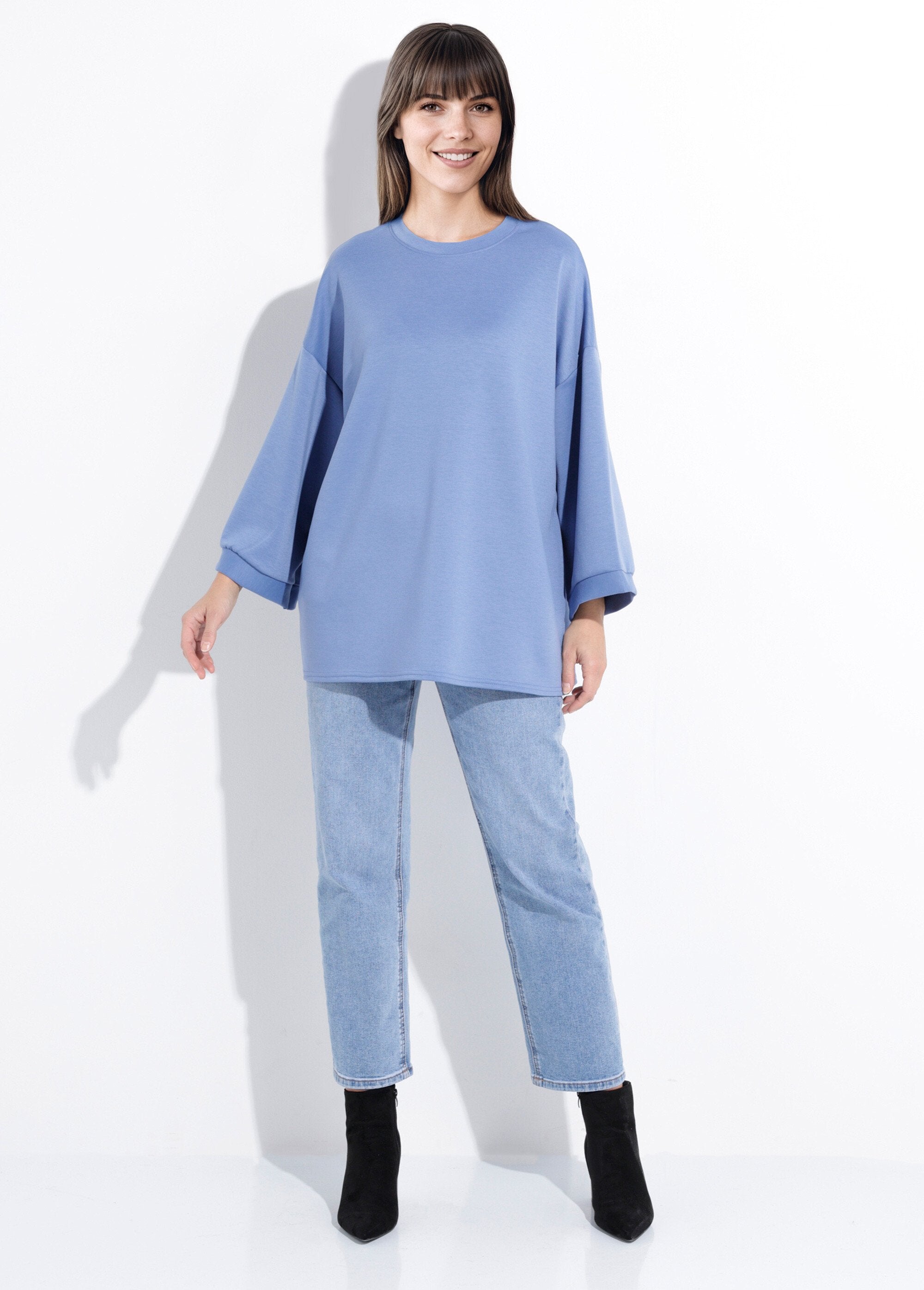 Wide_round_neck_sweatshirt,_3/4_sleeves_Blue_jeans_SF1_slim
