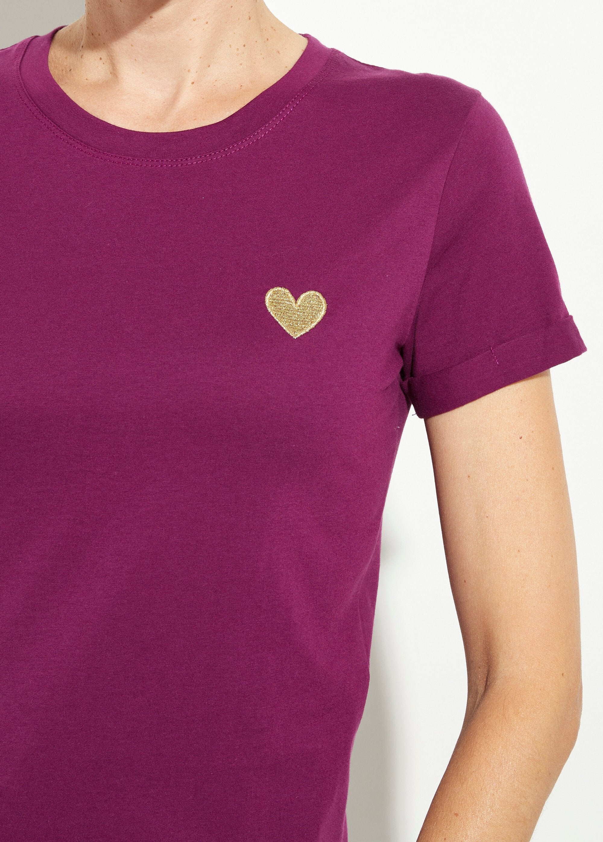 Round_neck_T-shirt_with_heart_embroidery_on_the_chest_Purple_DE1_slim