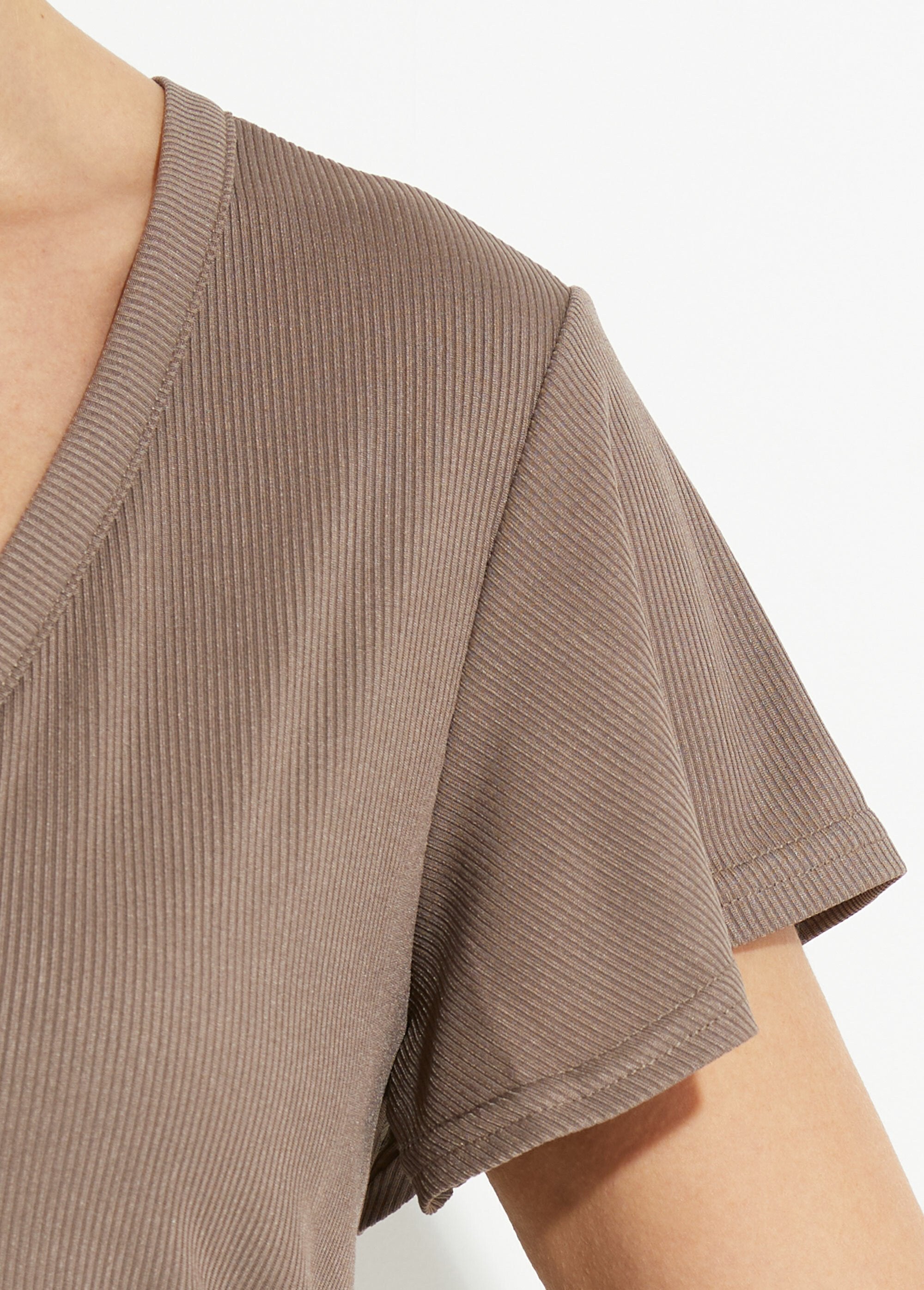 T-shirt_col_V_jersey_cotelé,_Essentiel_Taupe_DE2_slim