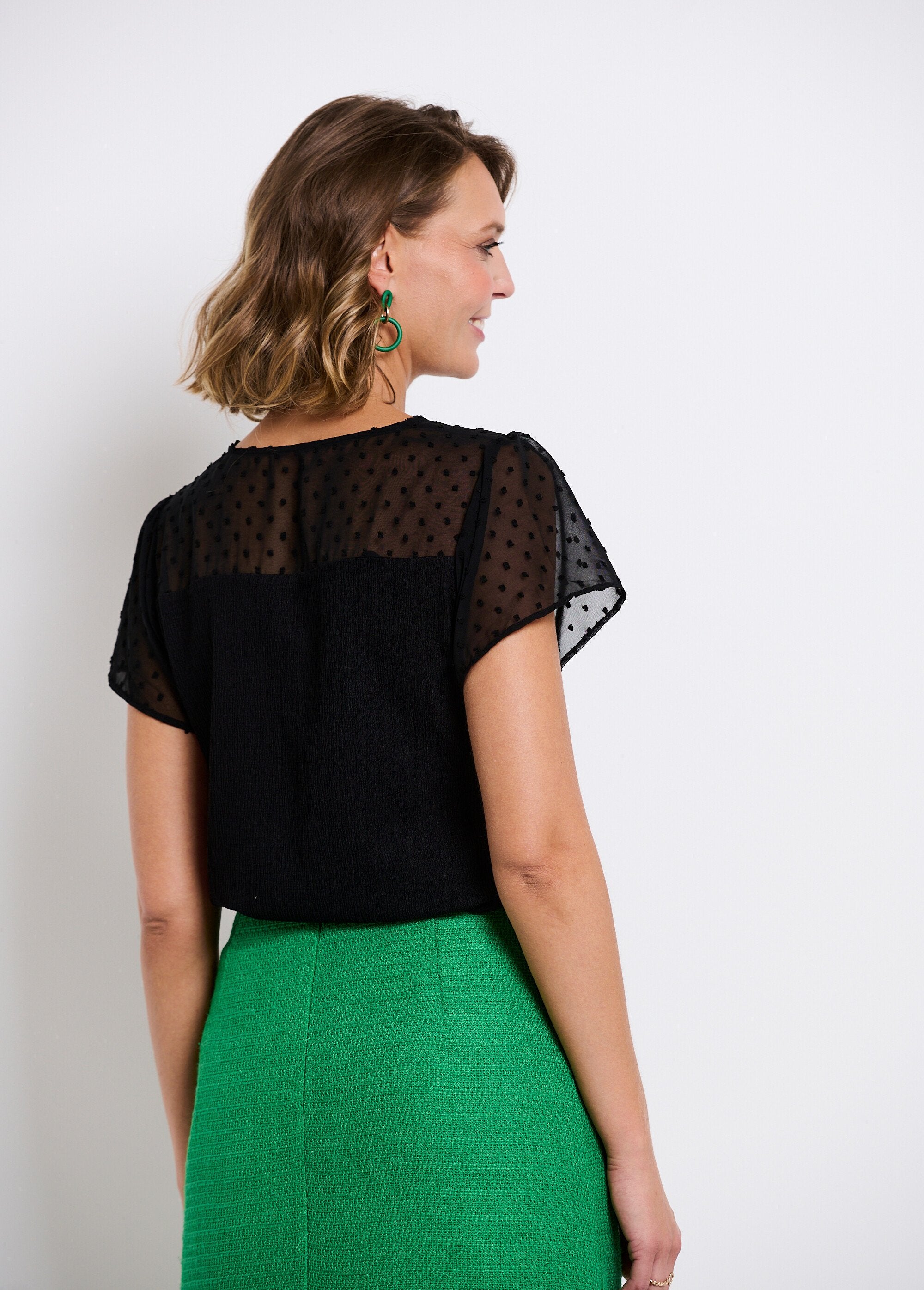 Short-sleeved_V-neck_polka_dot_t-shirt_Black_DO1_slim