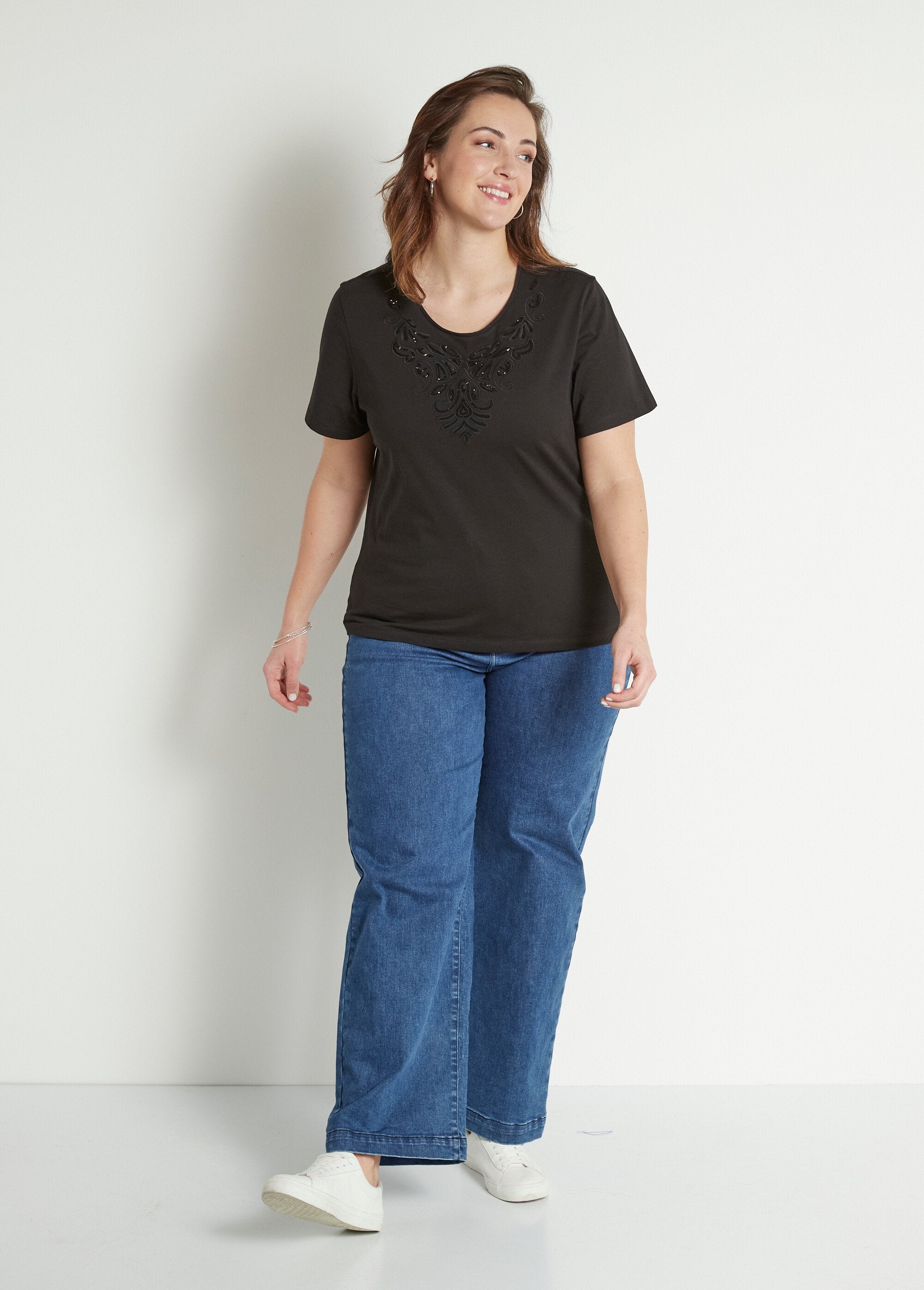 Short-sleeved_embroidered_cropped_t-shirt_Black_SF1_curvy