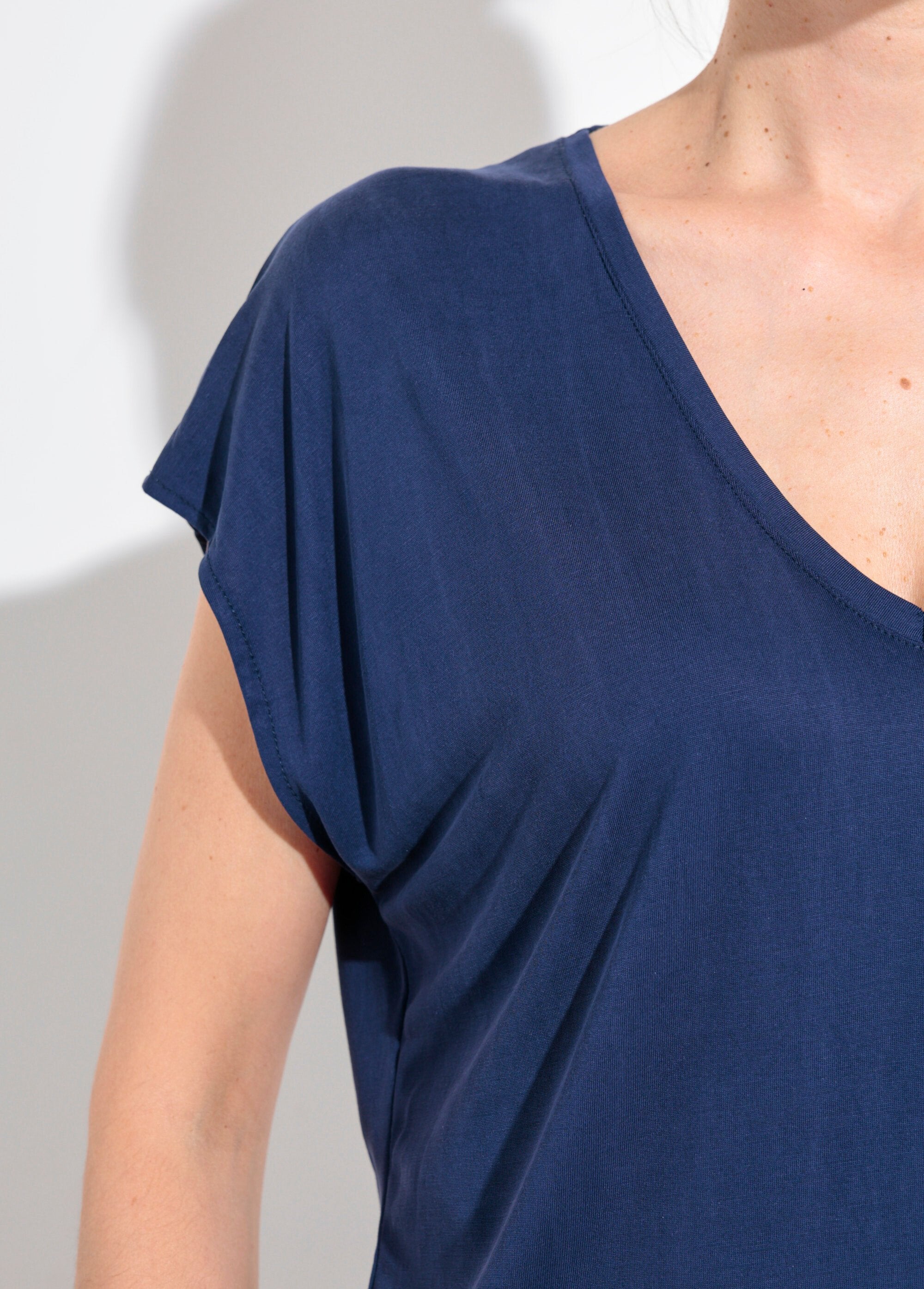 Loose-fitting,_short-sleeved_T-shirt_Marine_DE2_slim