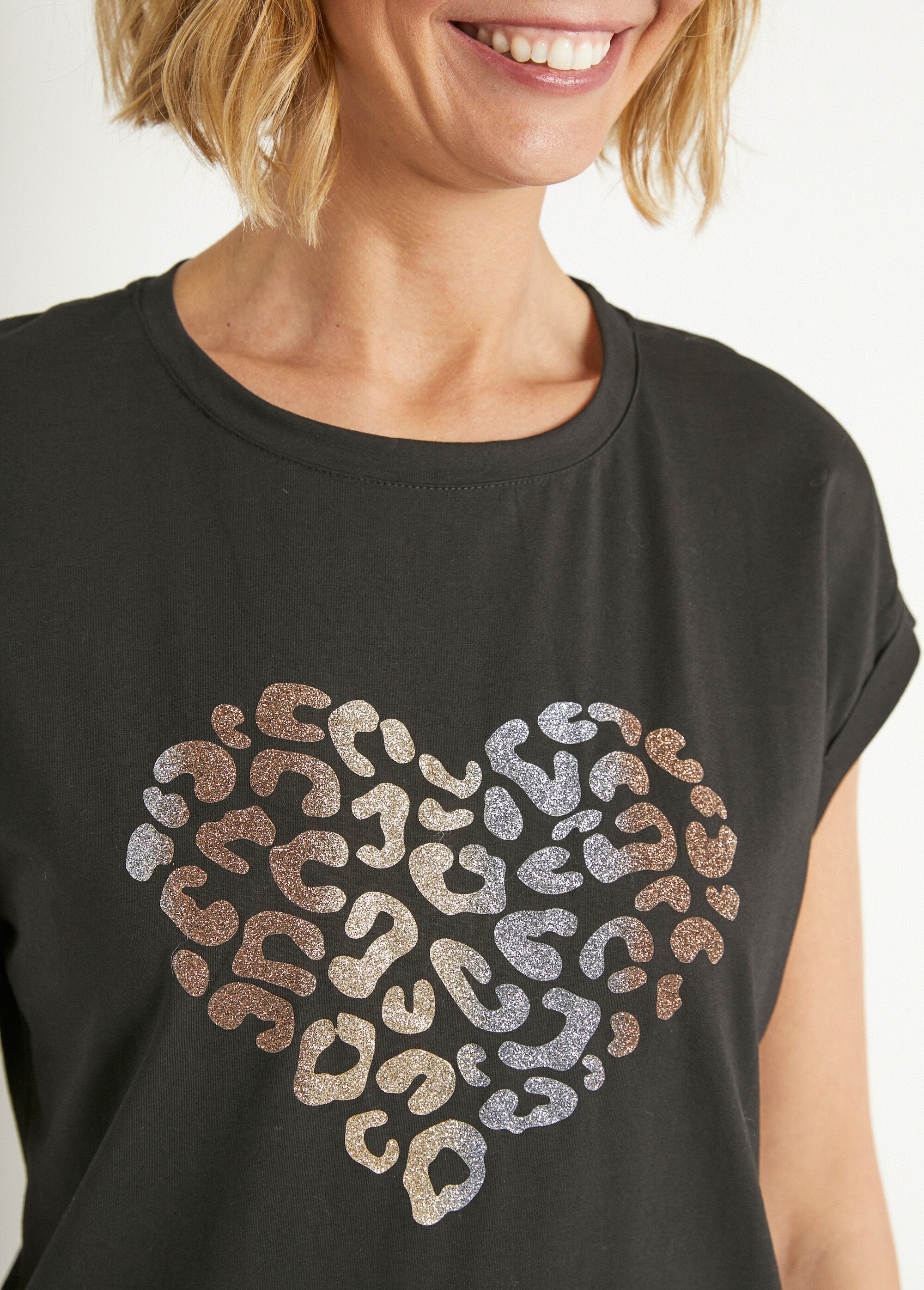 Metallic_heart_pattern_short-sleeved_T-shirt_Black_DE1_slim
