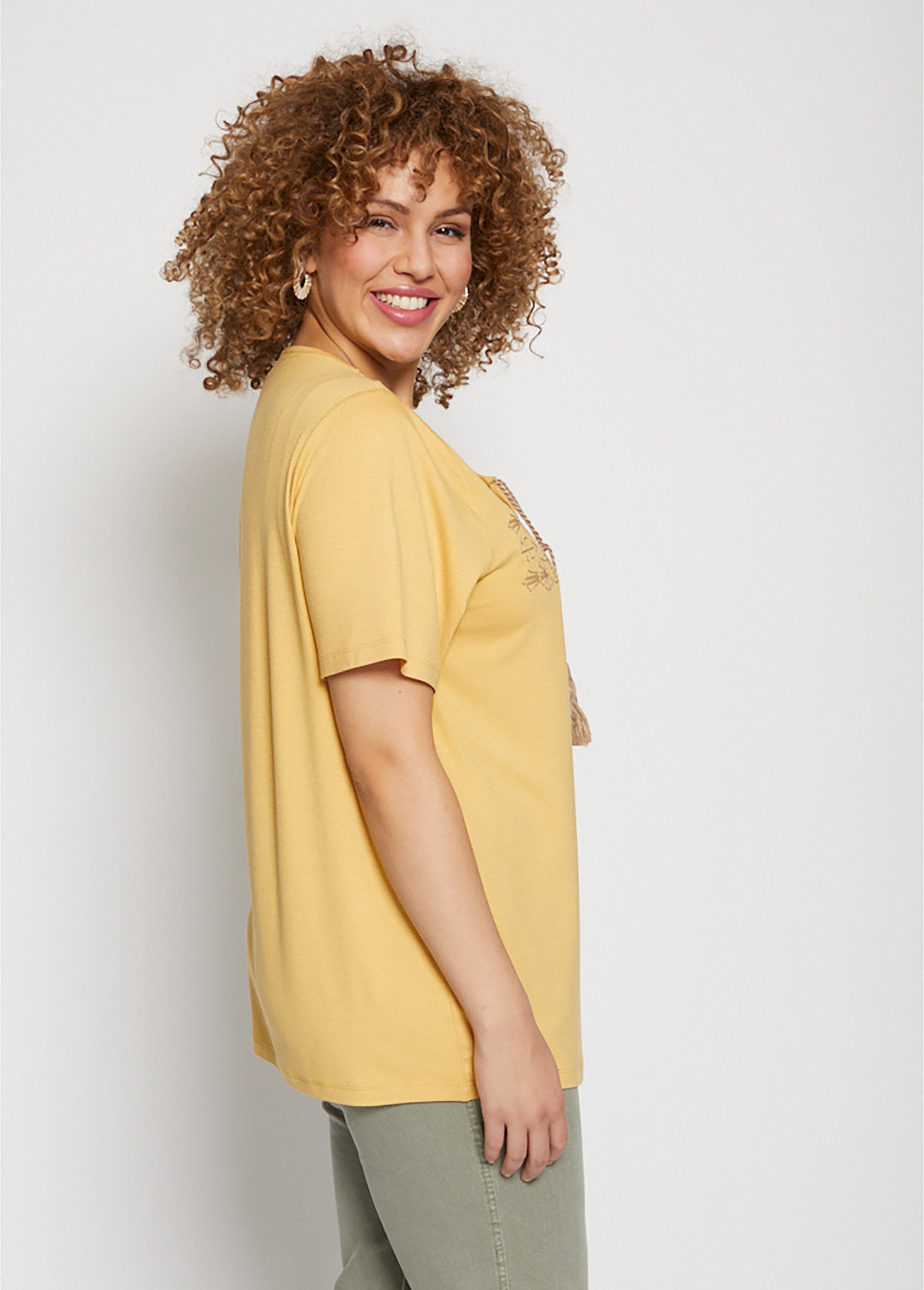 Embroidered_straight_tie-up_pompoms_T-shirt_YELLOW_DR1_curvy