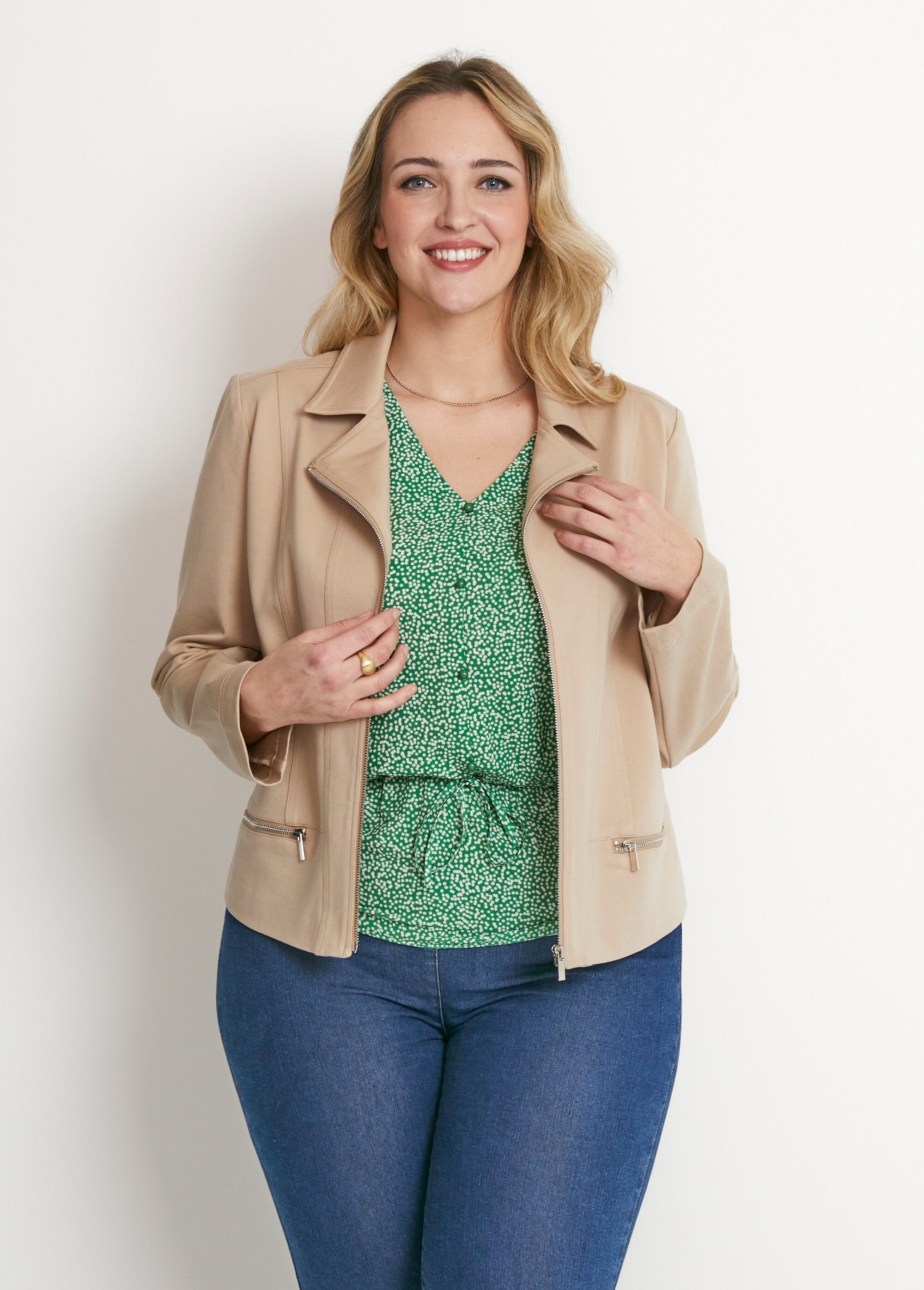 Short_straight_zipped_jacket_in_Milano_knit_Sand_FA1_curvy