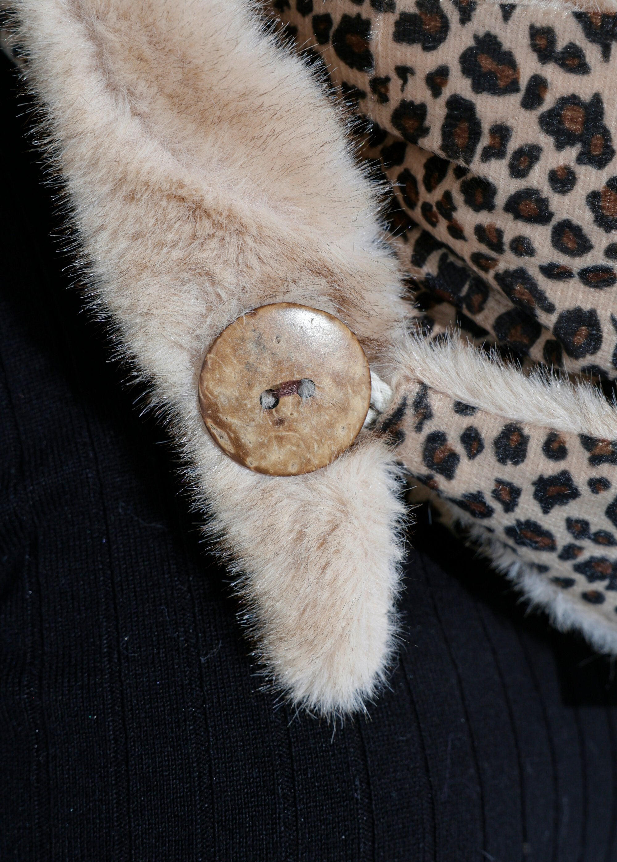 Leopard_fur_neck_warmer_with_buttons_Beige_and_leopard_DE1_slim