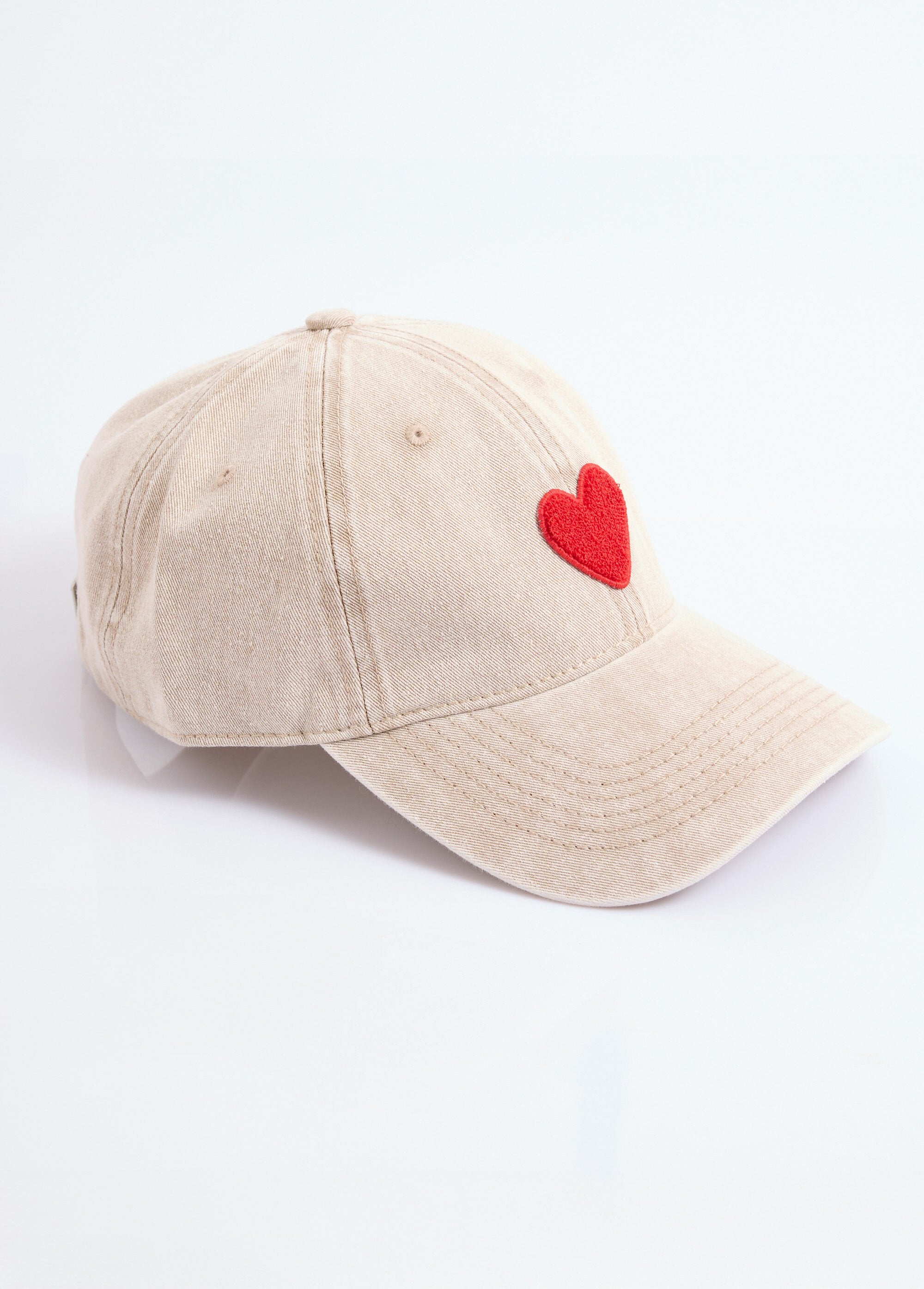 Novelty_cap_with_heart_embroidery_Beige_FA1_slim