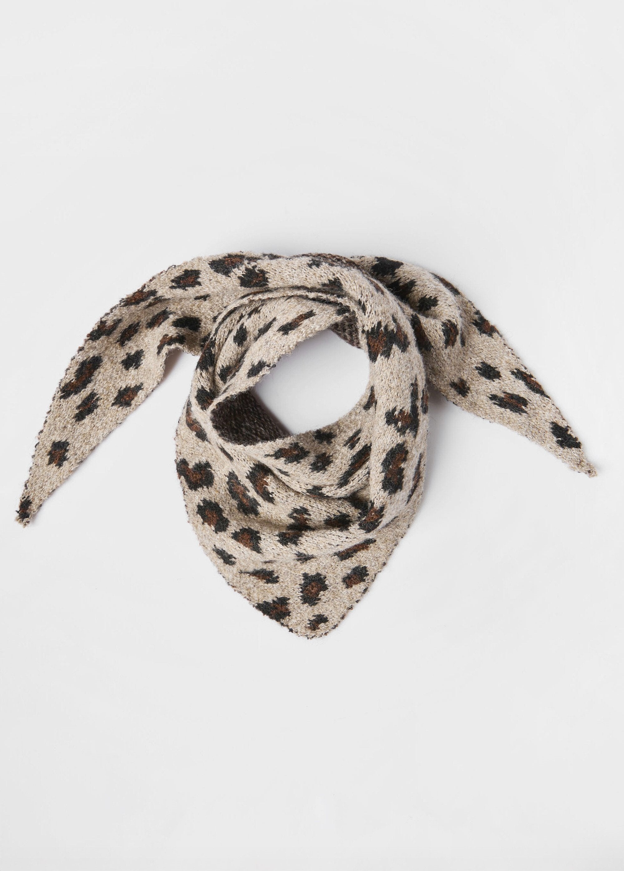 Triangle_scarf_with_wool,_leopard_print_Leopard_FA1_slim