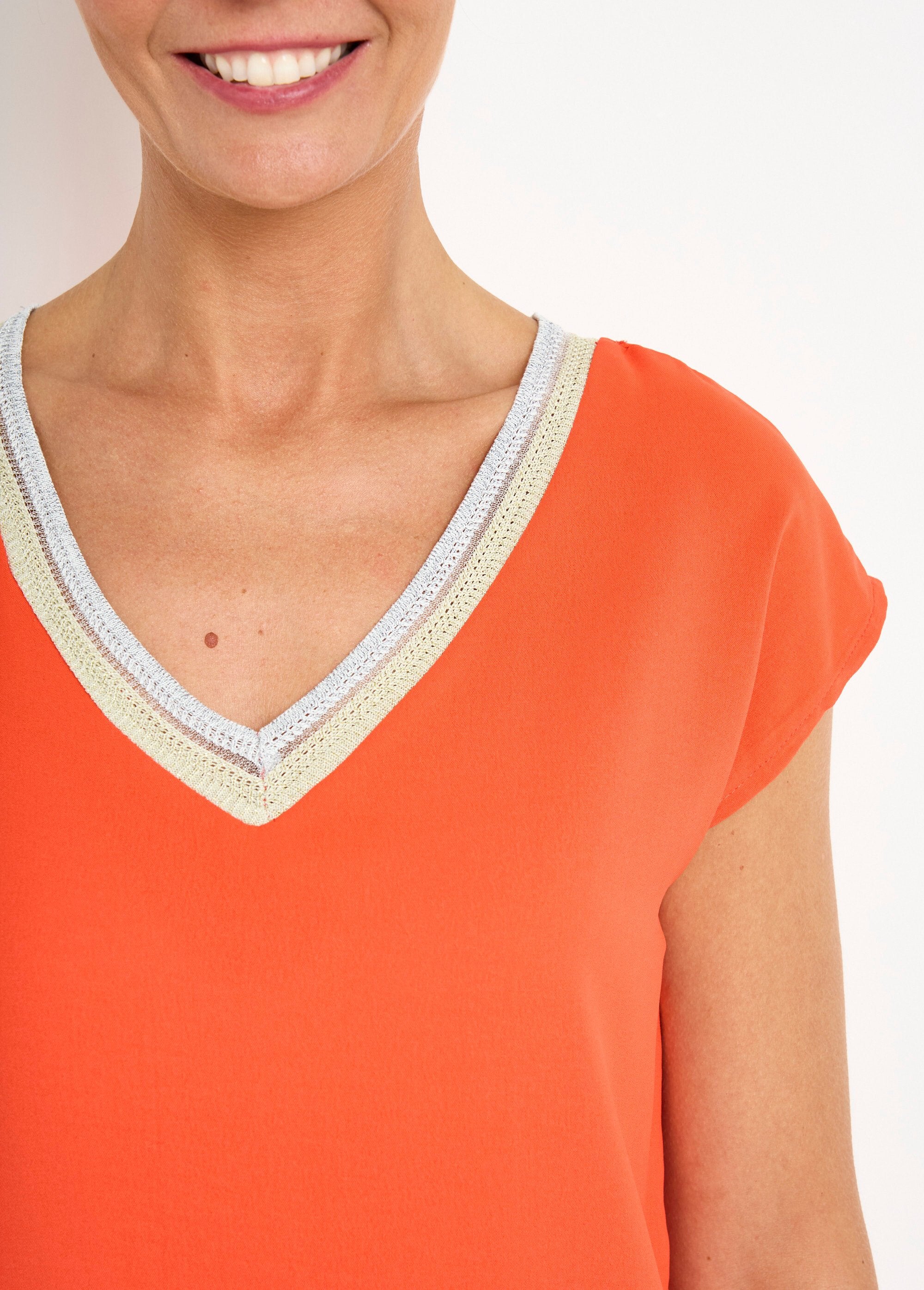 Sleeveless_flowing_blouse_with_V-neck_braid_Poppy_DE1_slim