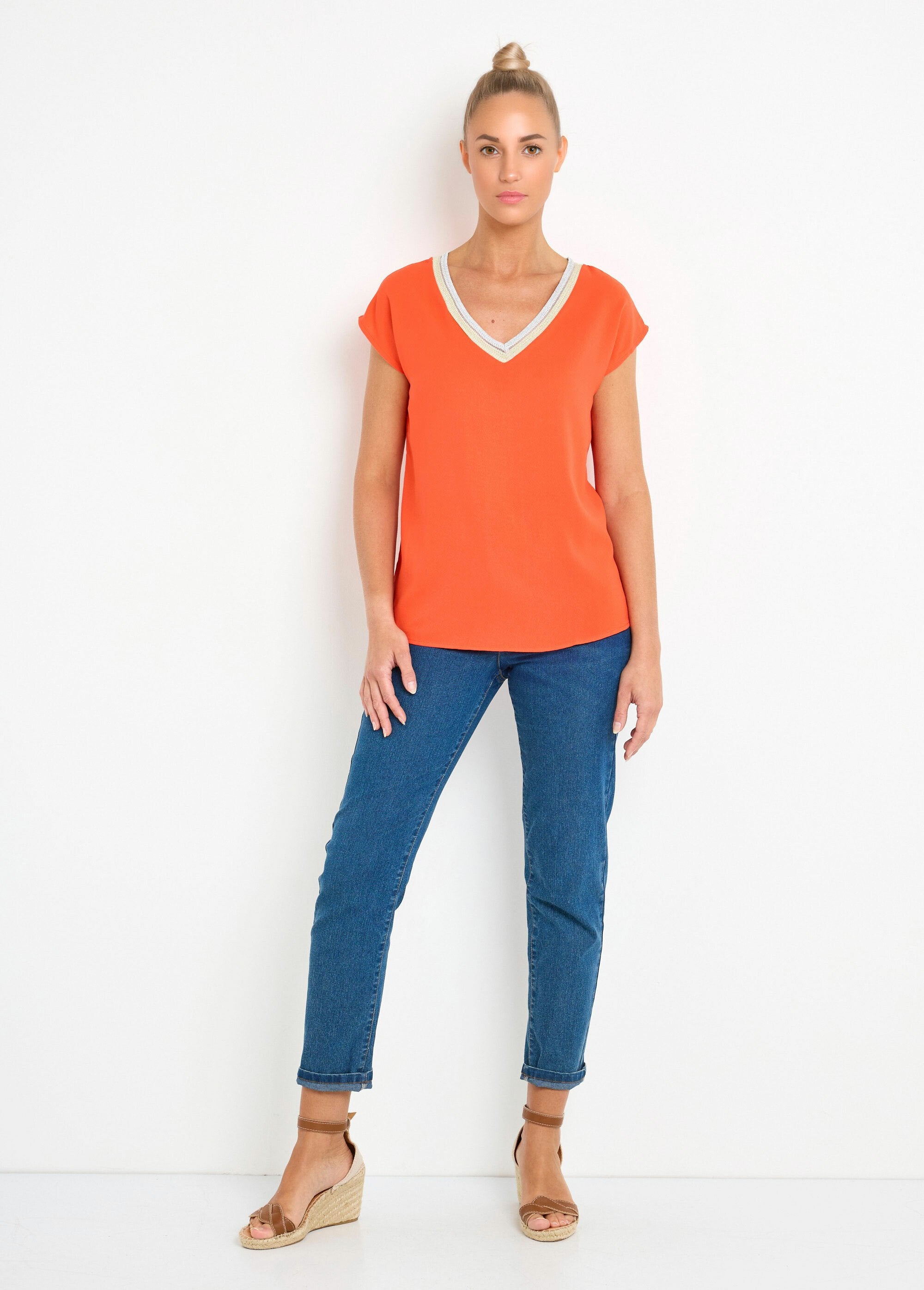 Sleeveless_flowing_blouse_with_V-neck_braid_Poppy_SF1_slim