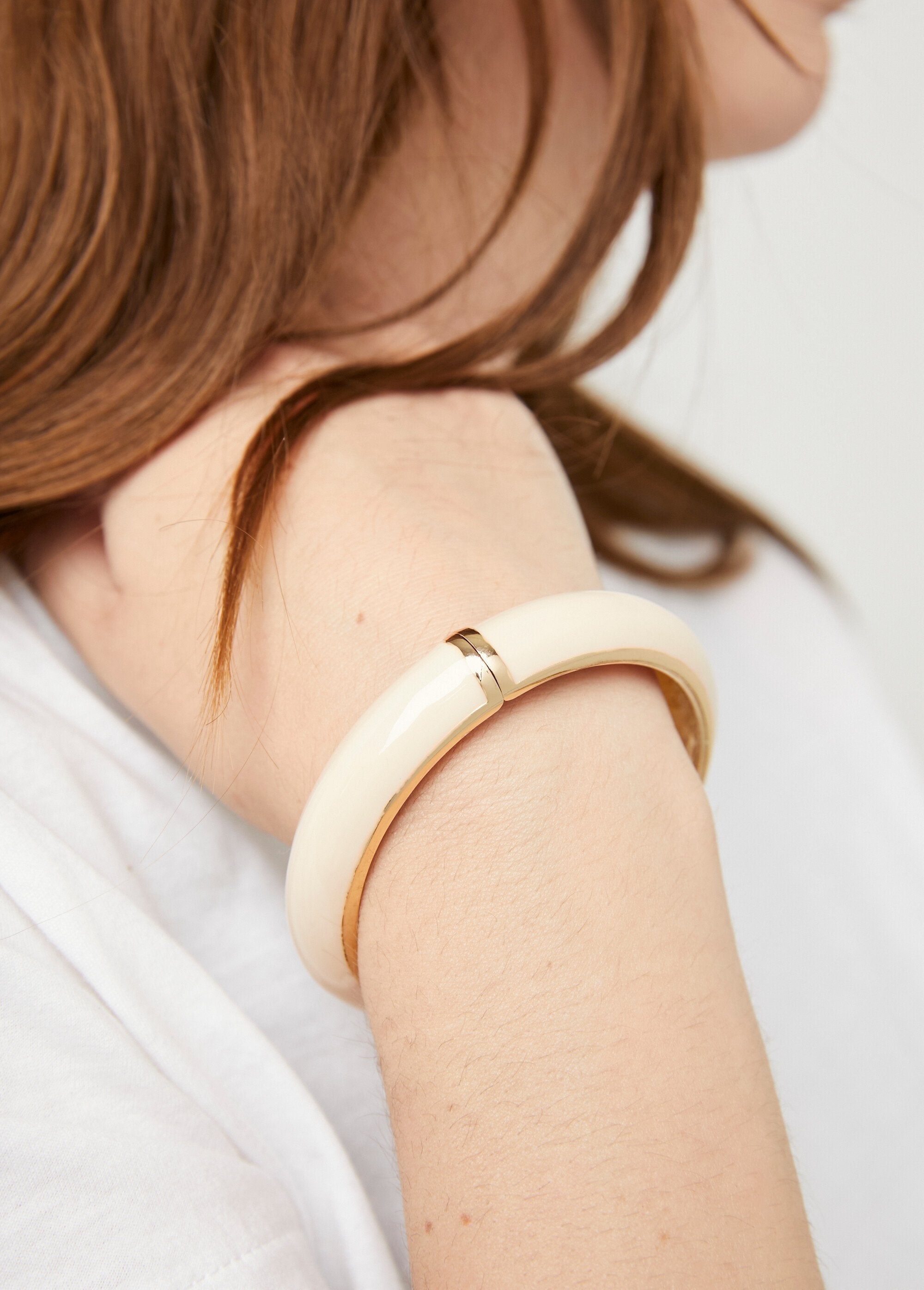 Wide_enamel_and_steel_bangle_bracelet_Gold_and_beige_FA1_slim