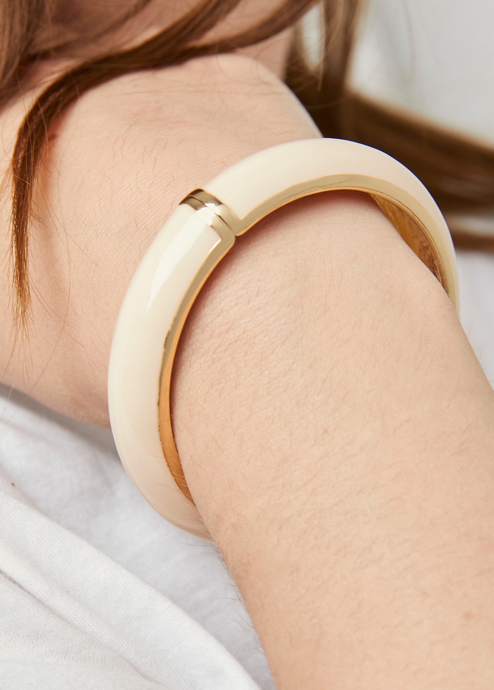 Wide_enamel_and_steel_bangle_bracelet_Gold_and_beige_FA2_slim