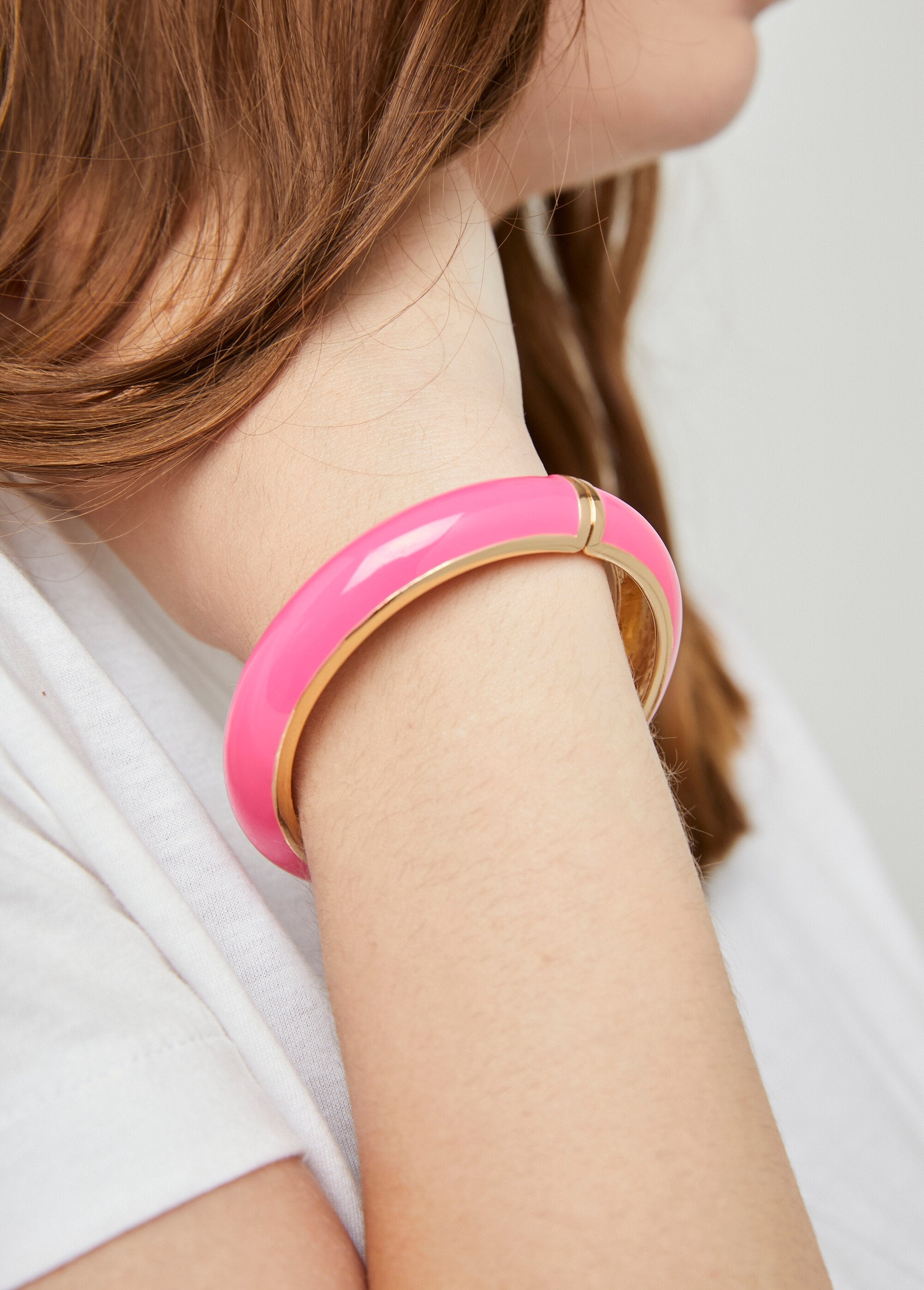 Wide_enamel_and_steel_bangle_bracelet_Gold_and_fuchsia_FA1_slim