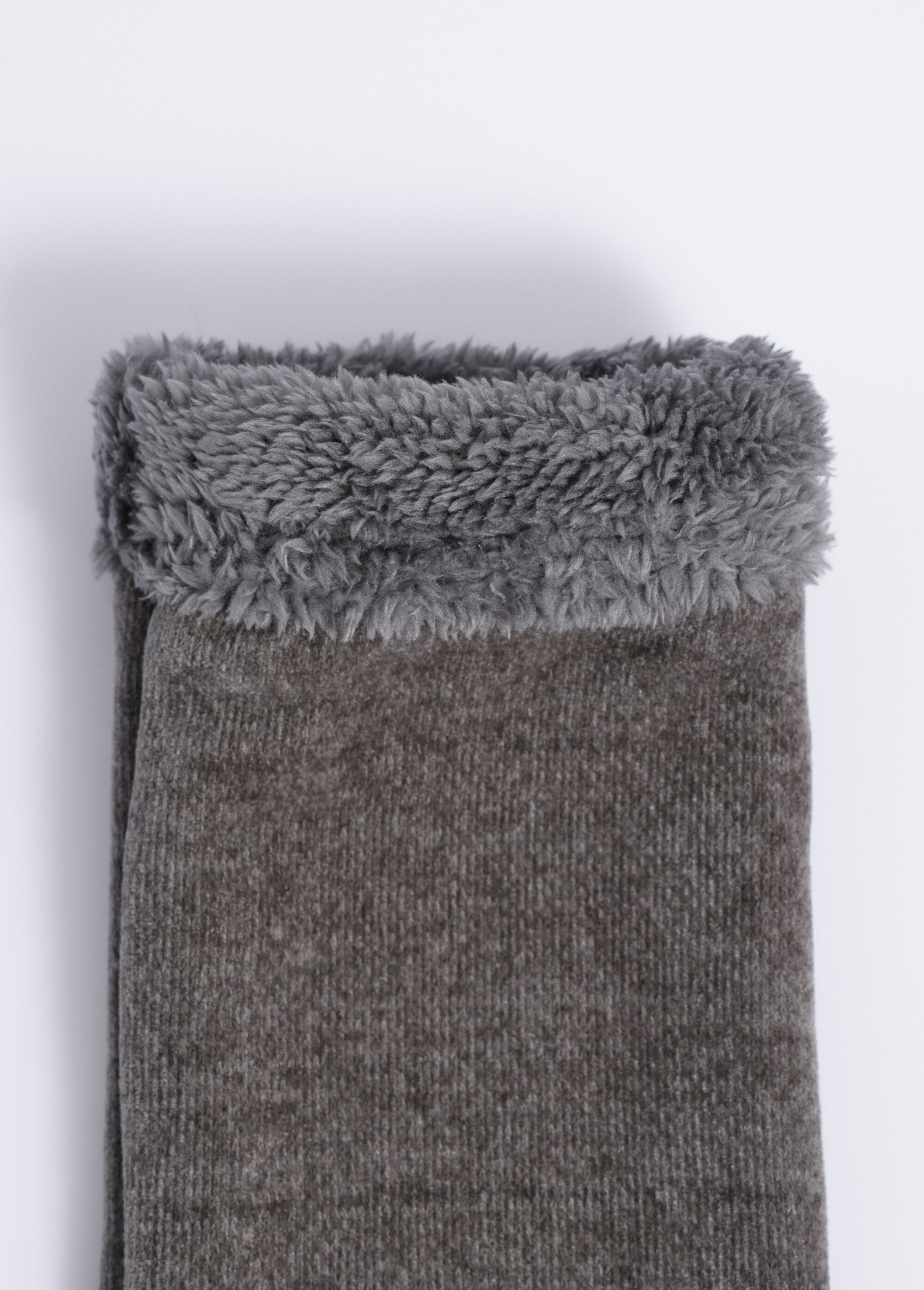 Warm_indoor_socks_with_textured_dots_Gray_DE2_slim