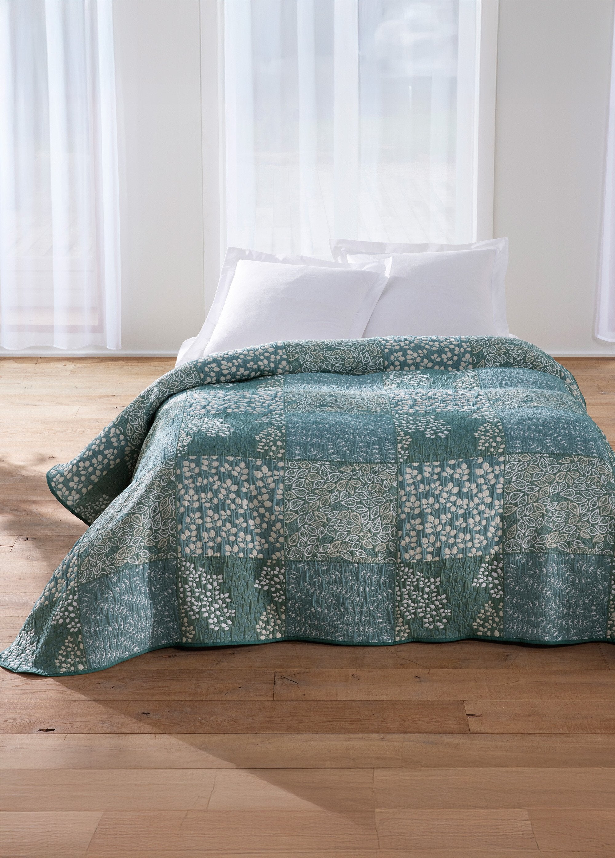 Quilted_bedspread_with_floral_patchwork_print_Blue_FA1_slim
