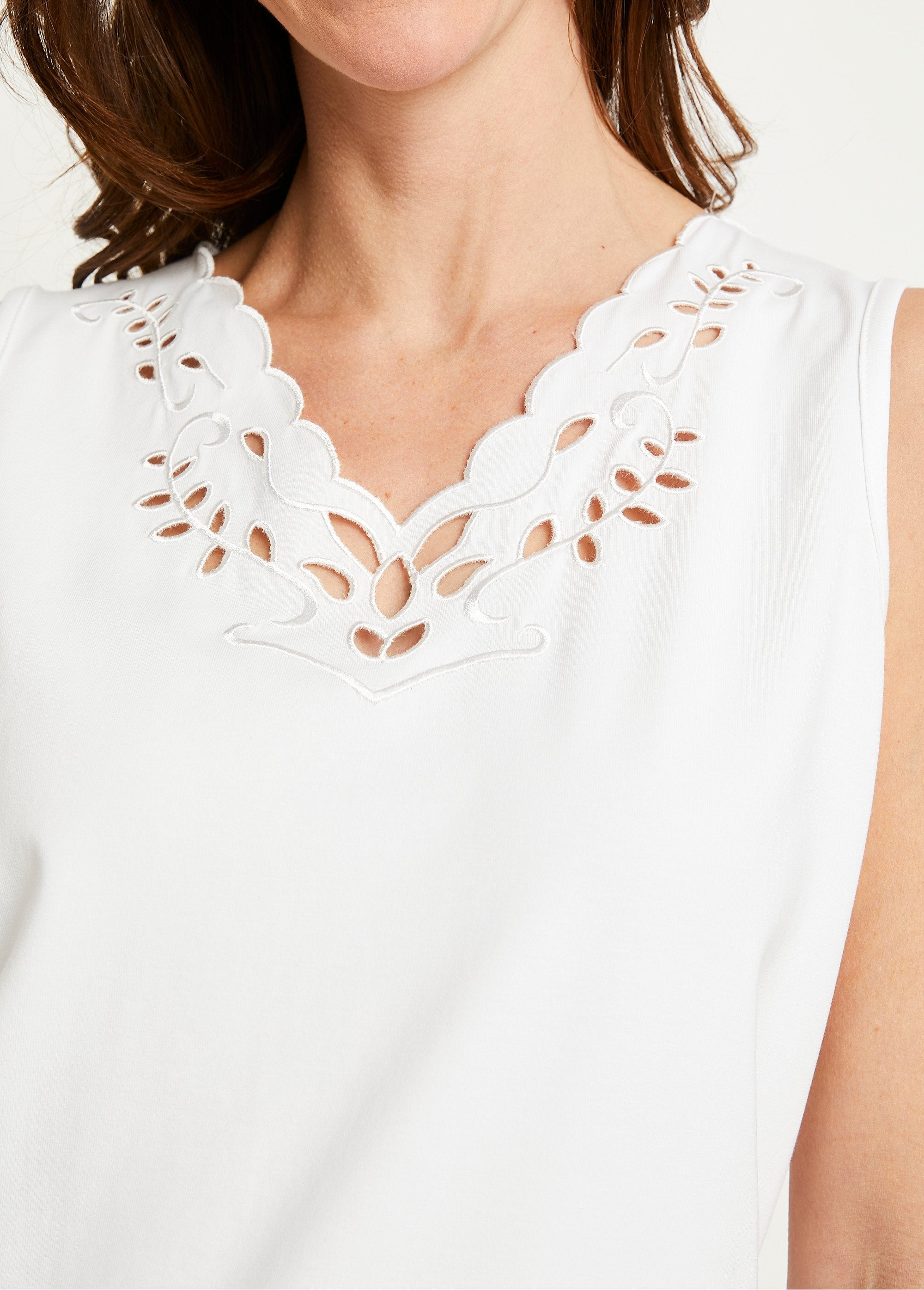 Embroidered_openwork_V-neck_tank_top_White_DE2_slim