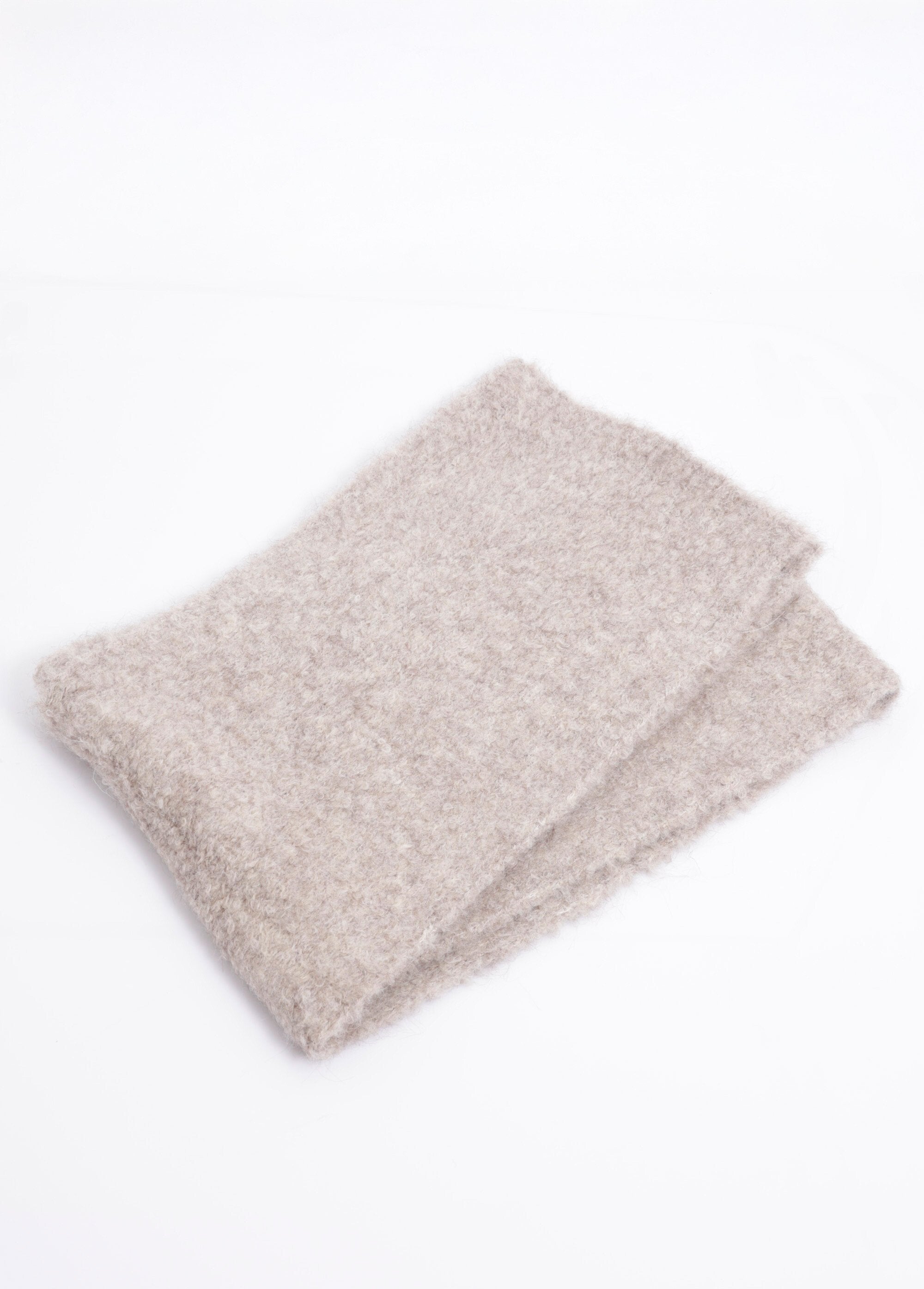 Warm,_fluffy_knit_scarf_Mole_DE1_slim