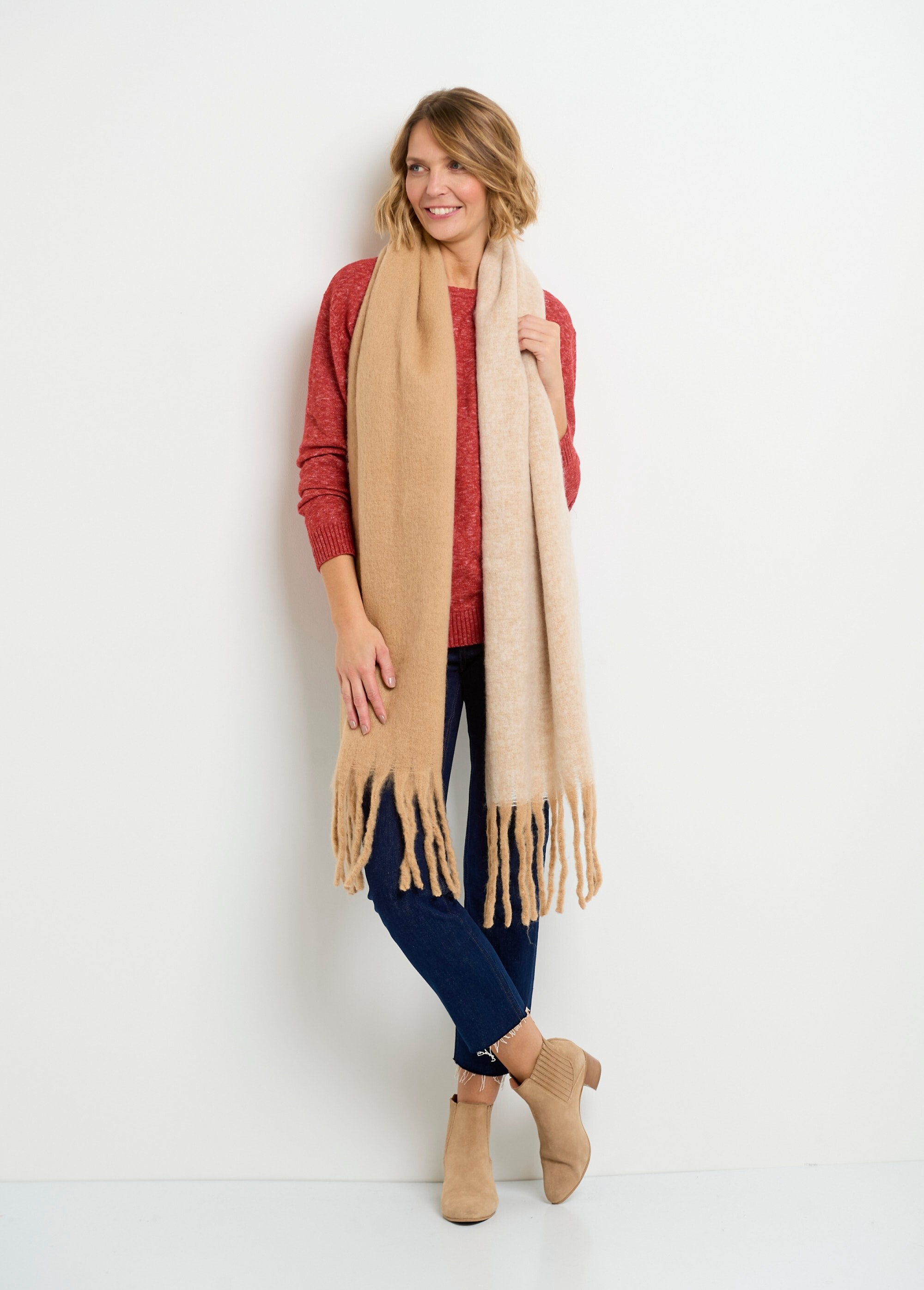 Thick_warm_fluffy_gradient_scarf_Beige_and_camel_SF1_slim