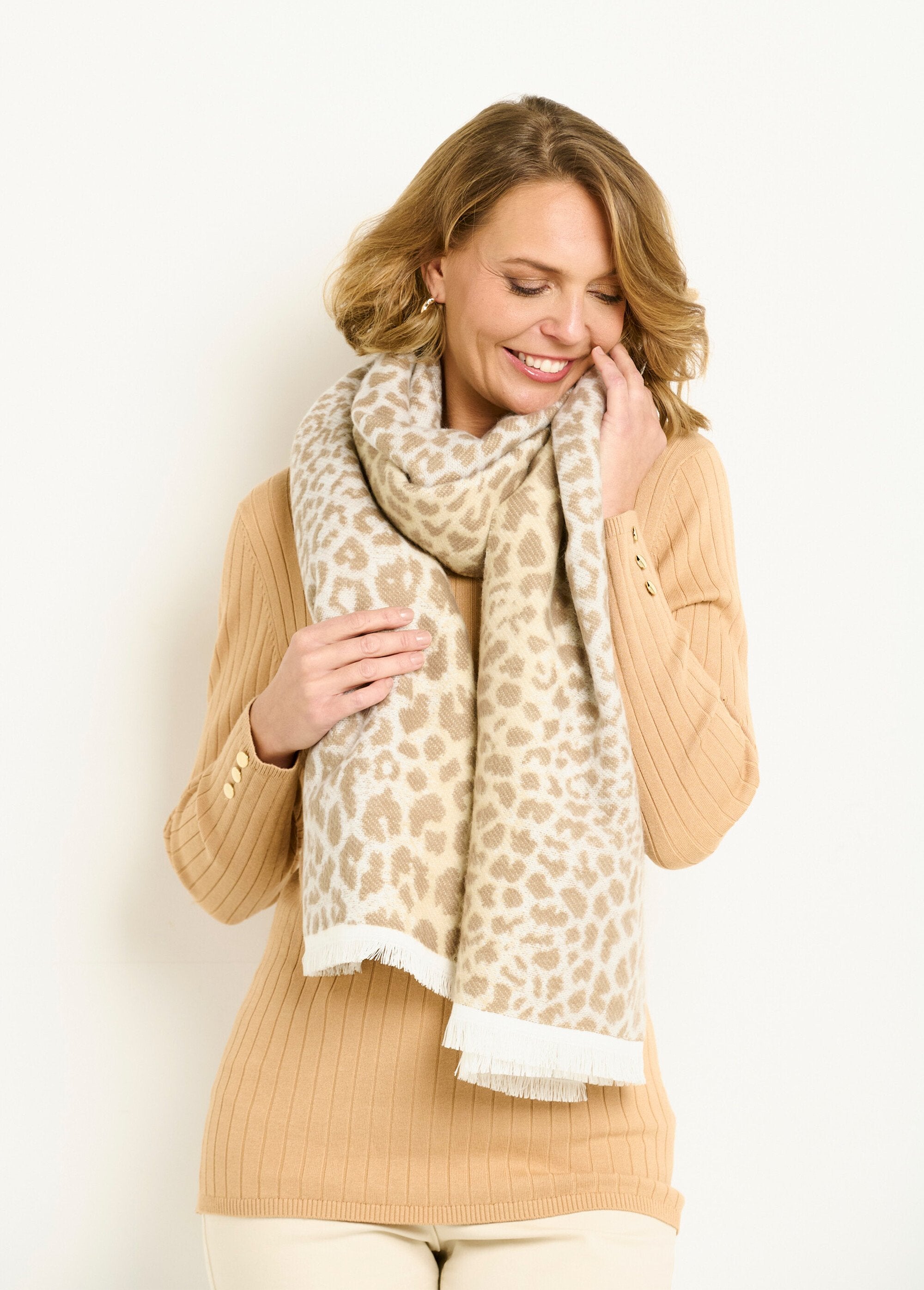 Large_warm_gradient_leopard_scarf_Taupe_and_ecru_FA1_slim