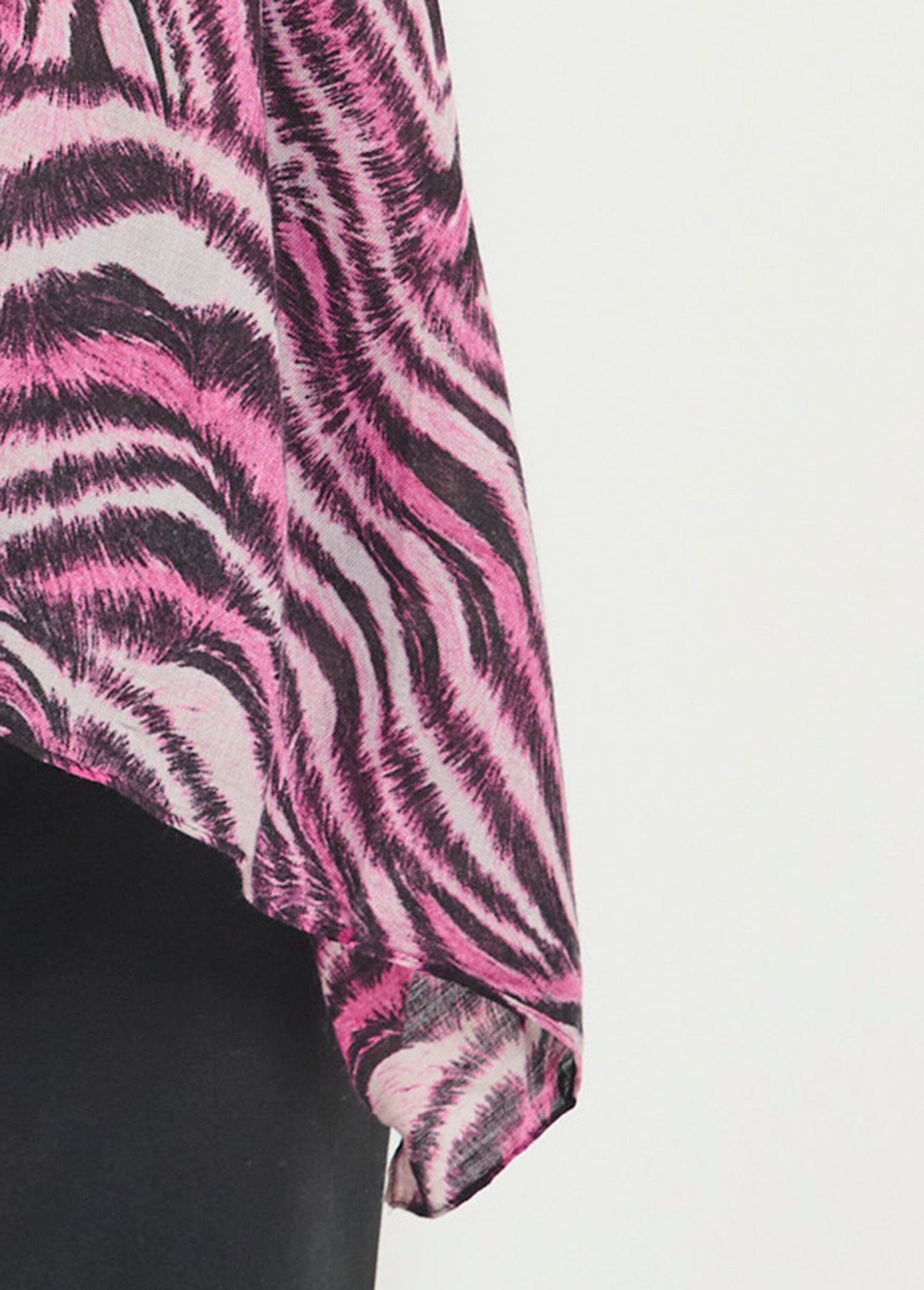 Revisited_animal_motif_scarf_Pink_and_black_DE2_slim