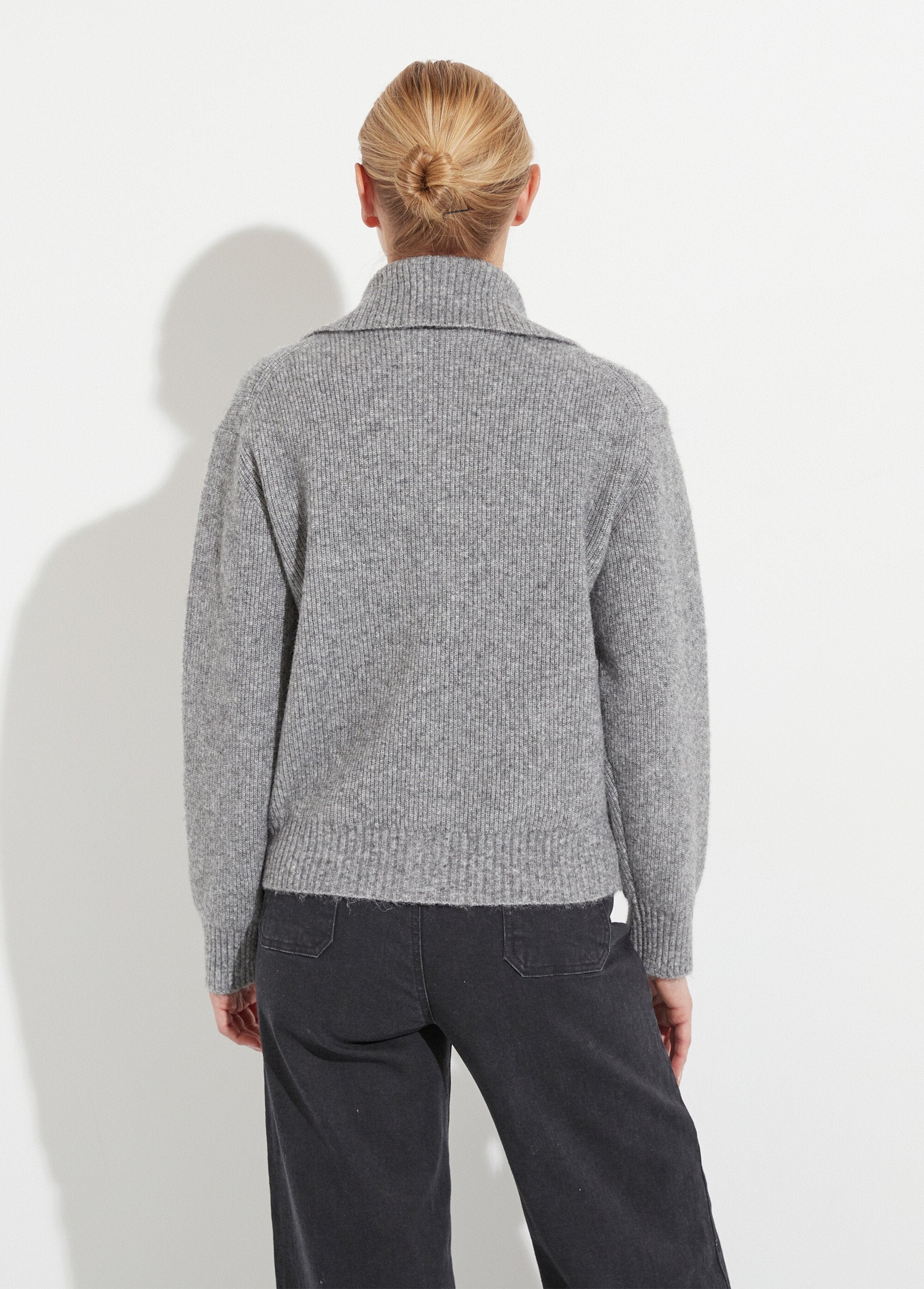 Warm_ribbed_button-down_cardigan_with_wool_and_recycled_fibers_Gris_chine_DO1_slim
