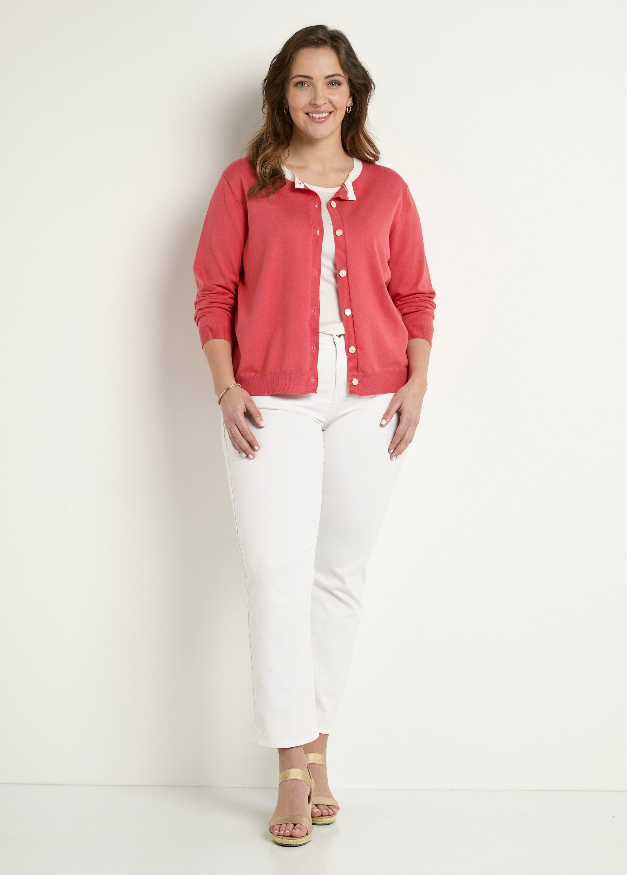 Soft_round_neck_buttoned_cardigan_vest_Poppy_SF1_curvy