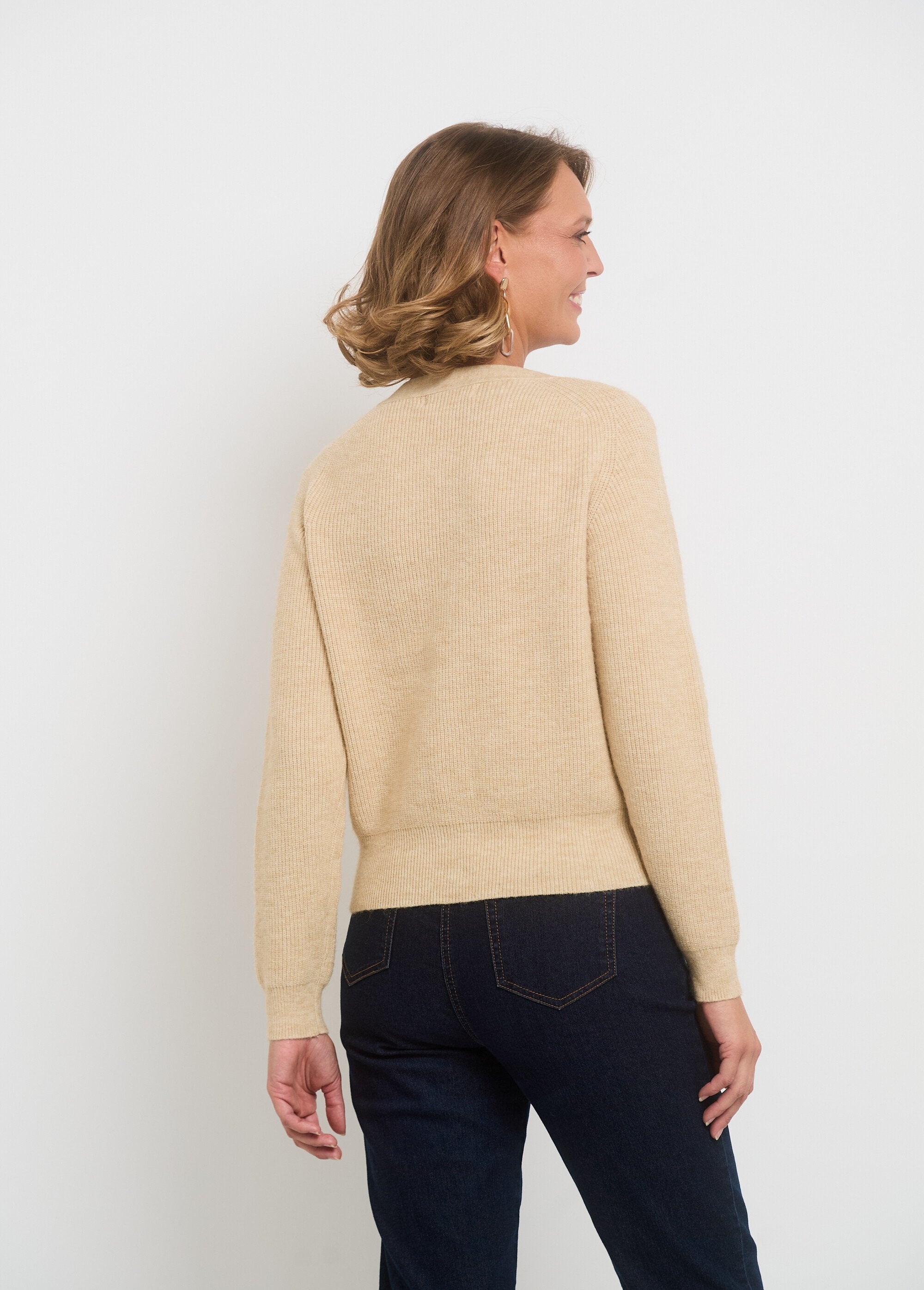 Short_V-neck_cardigan_with_contrasting_buttons_Beige_DO1_slim