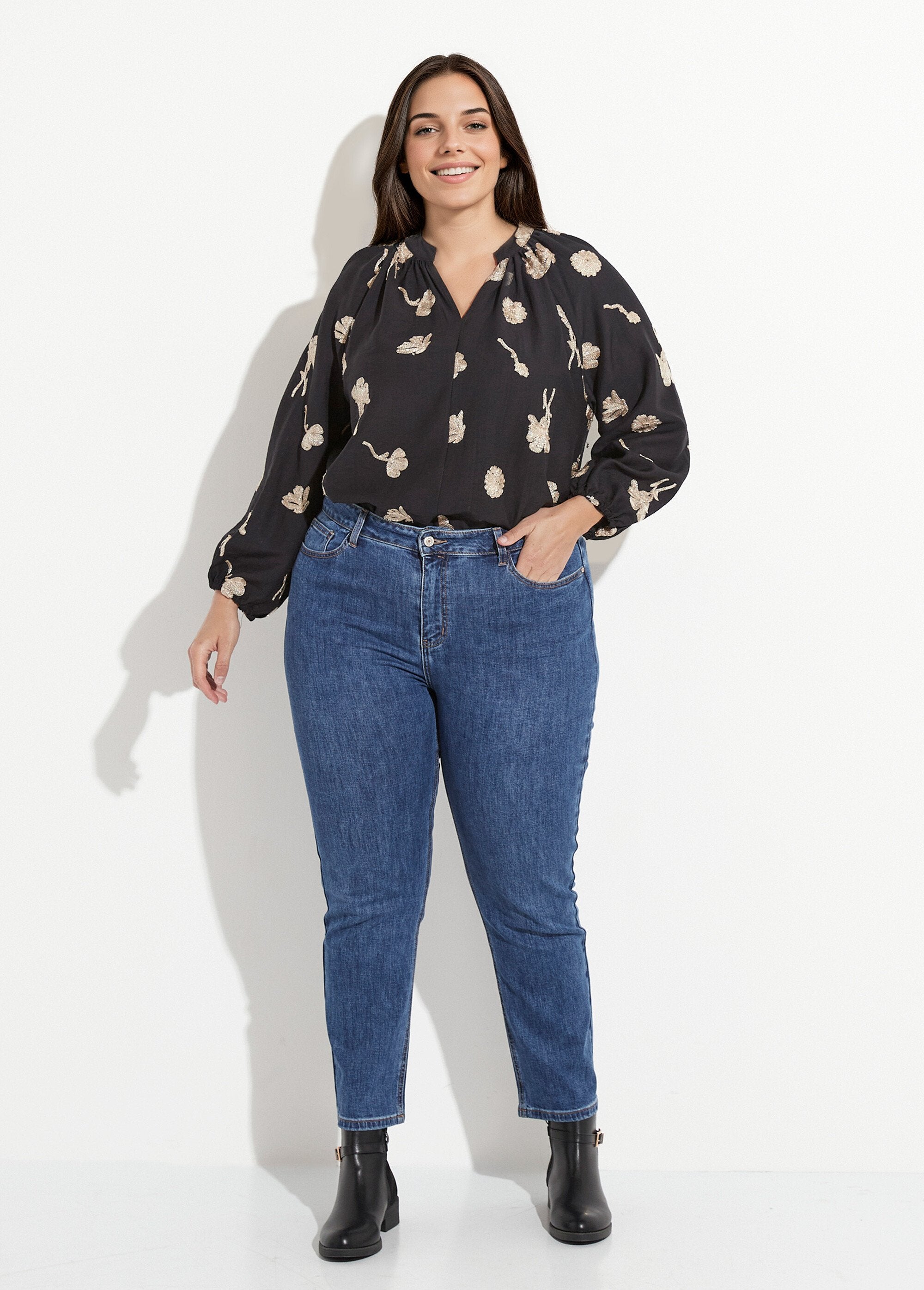 Denim_mom_jeans,_PLUS_SIZE_special_Medium_denim_SF1_curvy