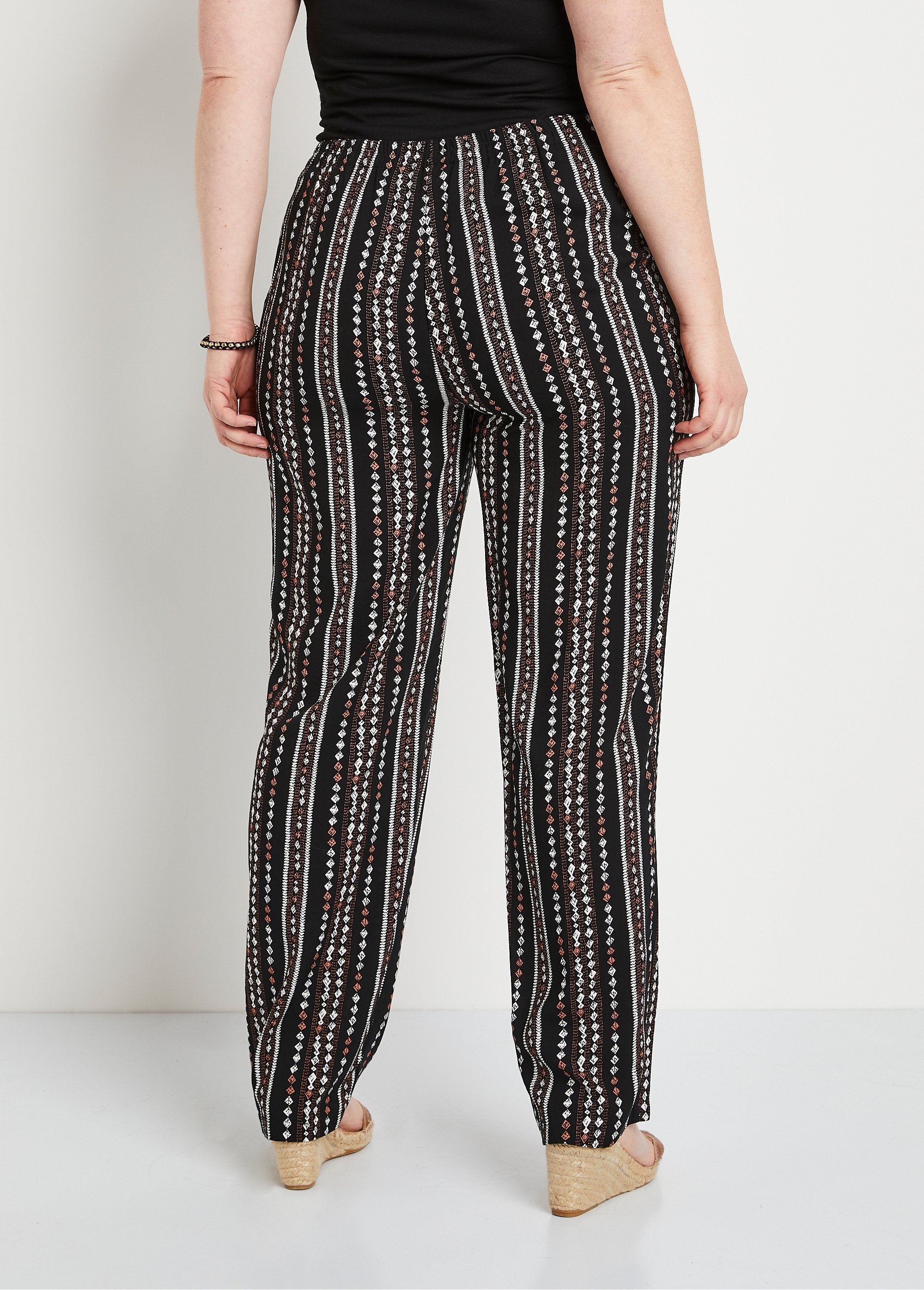 Elasticated_waist_printed_pants_Black_background_DO1_curvy